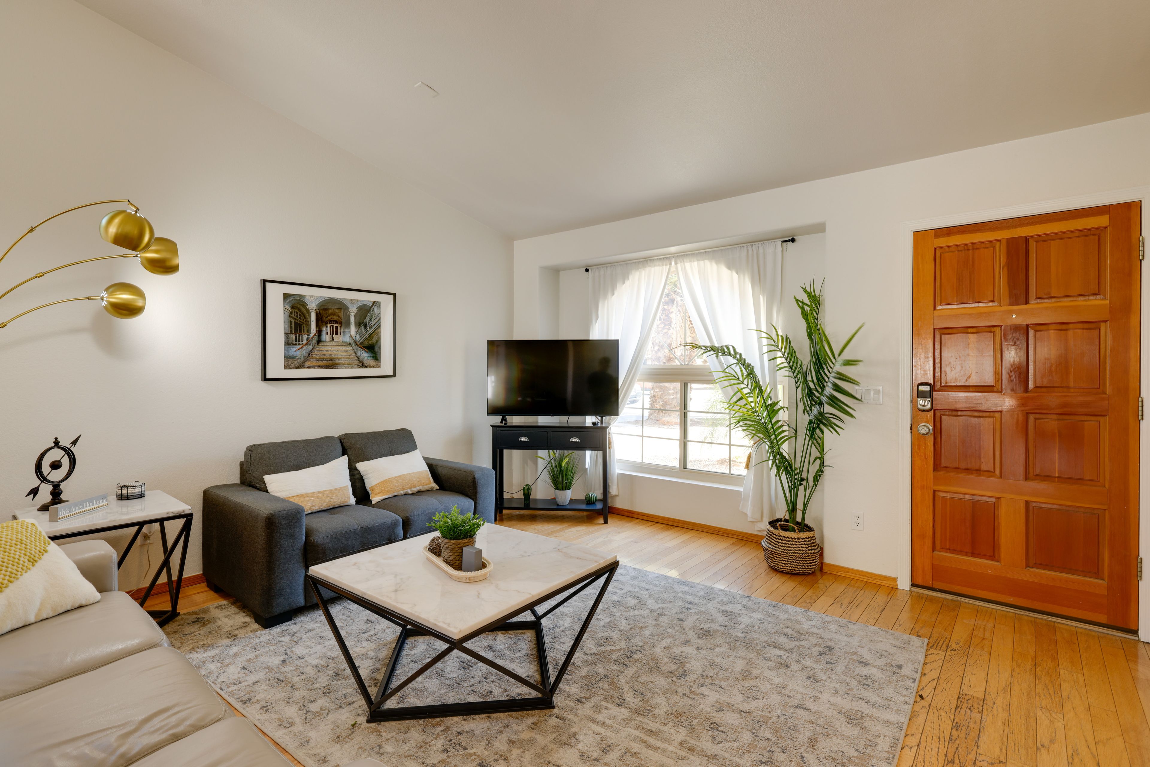 Living Room | Free WiFi | Smart TV | Central A/C