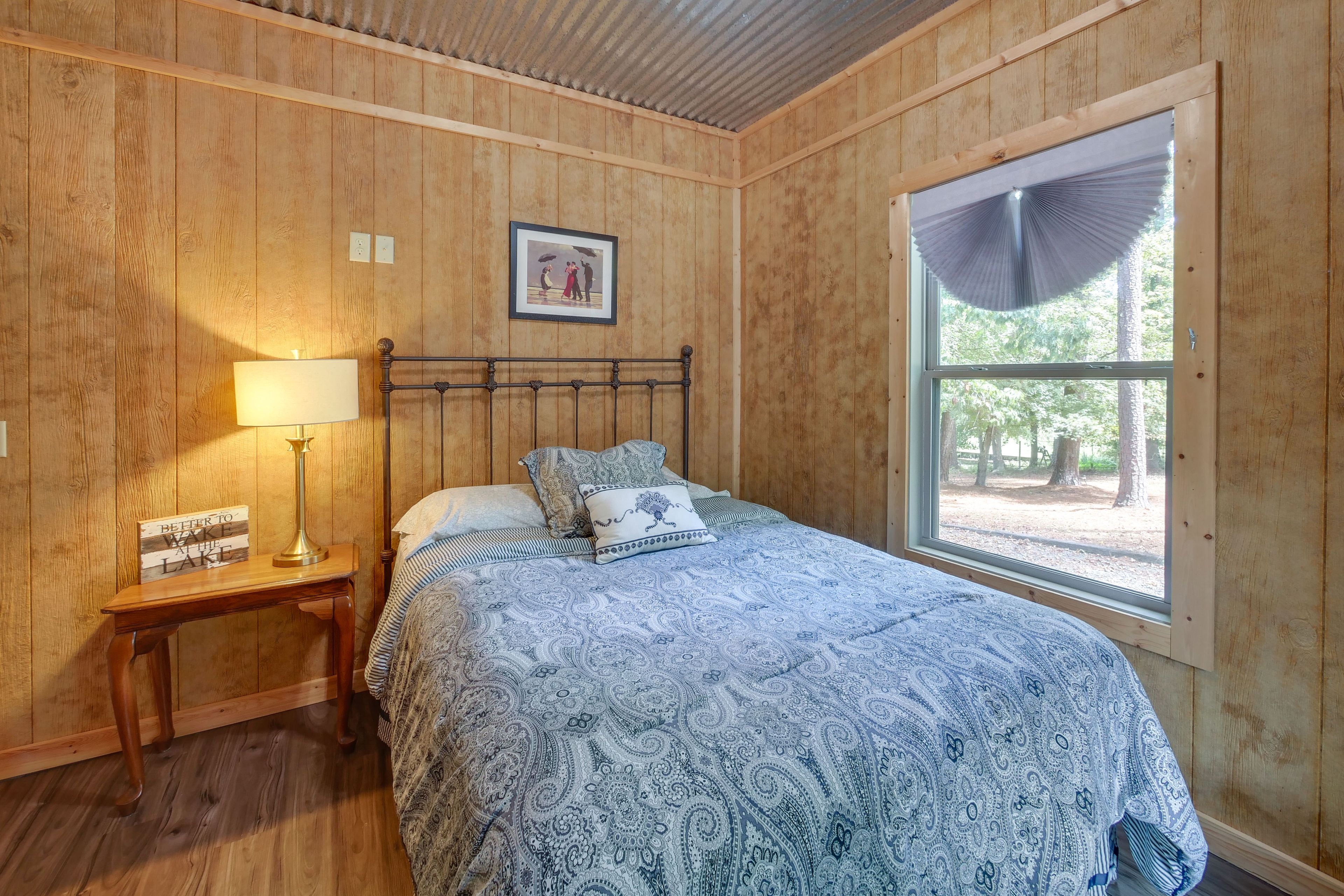Bedroom 1 | Queen Bed | 1st Floor