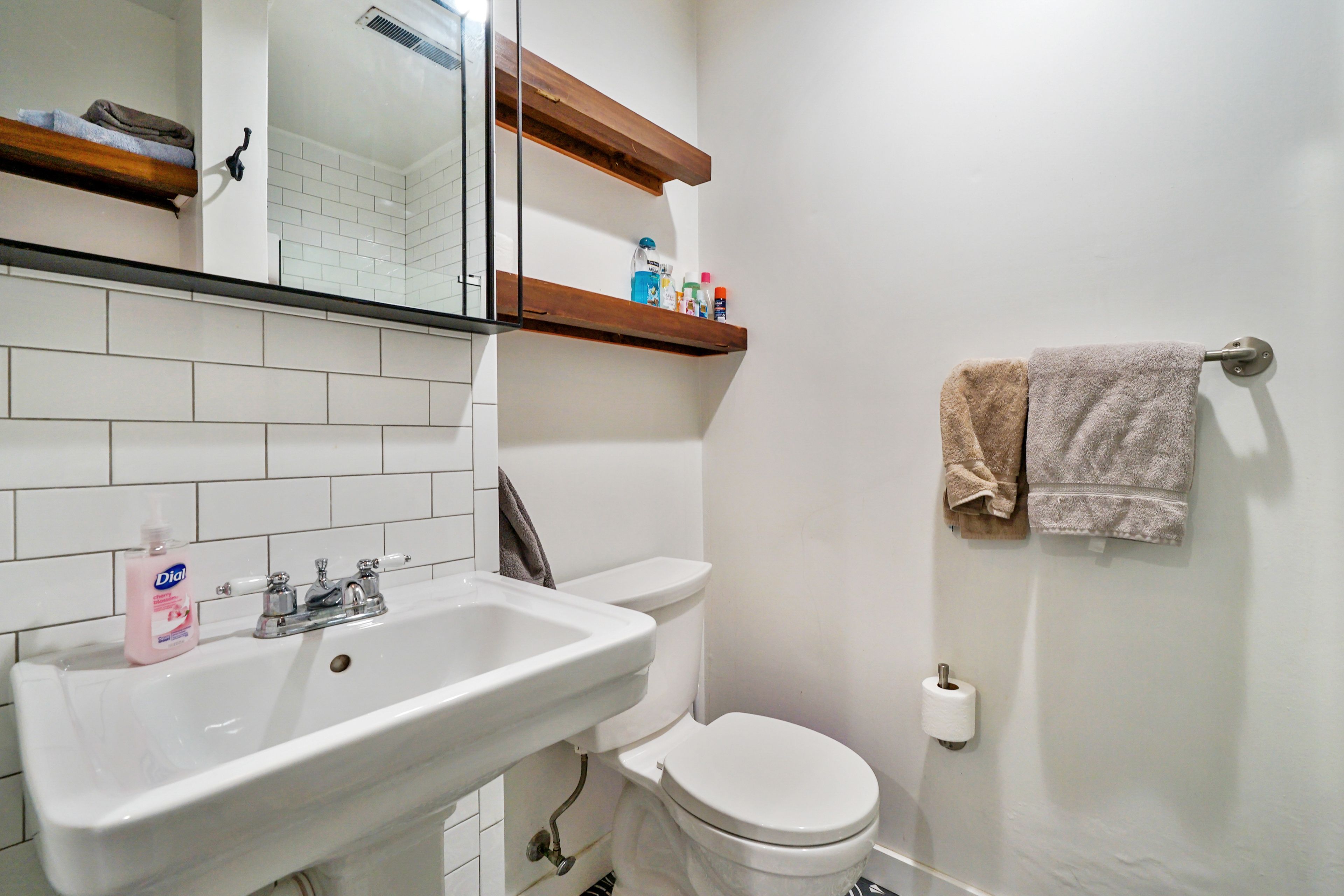 Full Bathroom | Towels Provided | Complimentary Toiletries