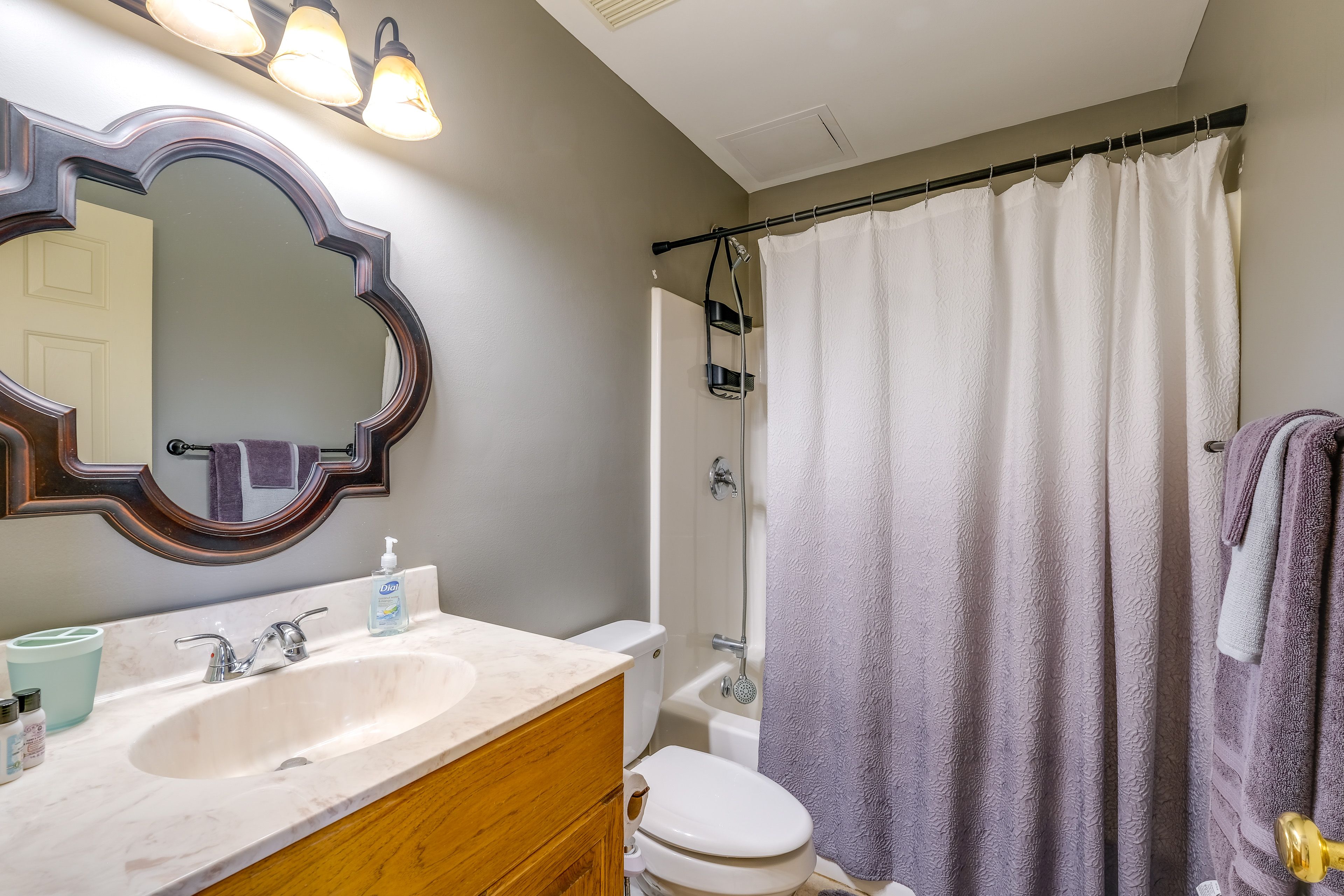 Full Bathroom | 1st Floor | Towels Provided | Complimentary Toiletries