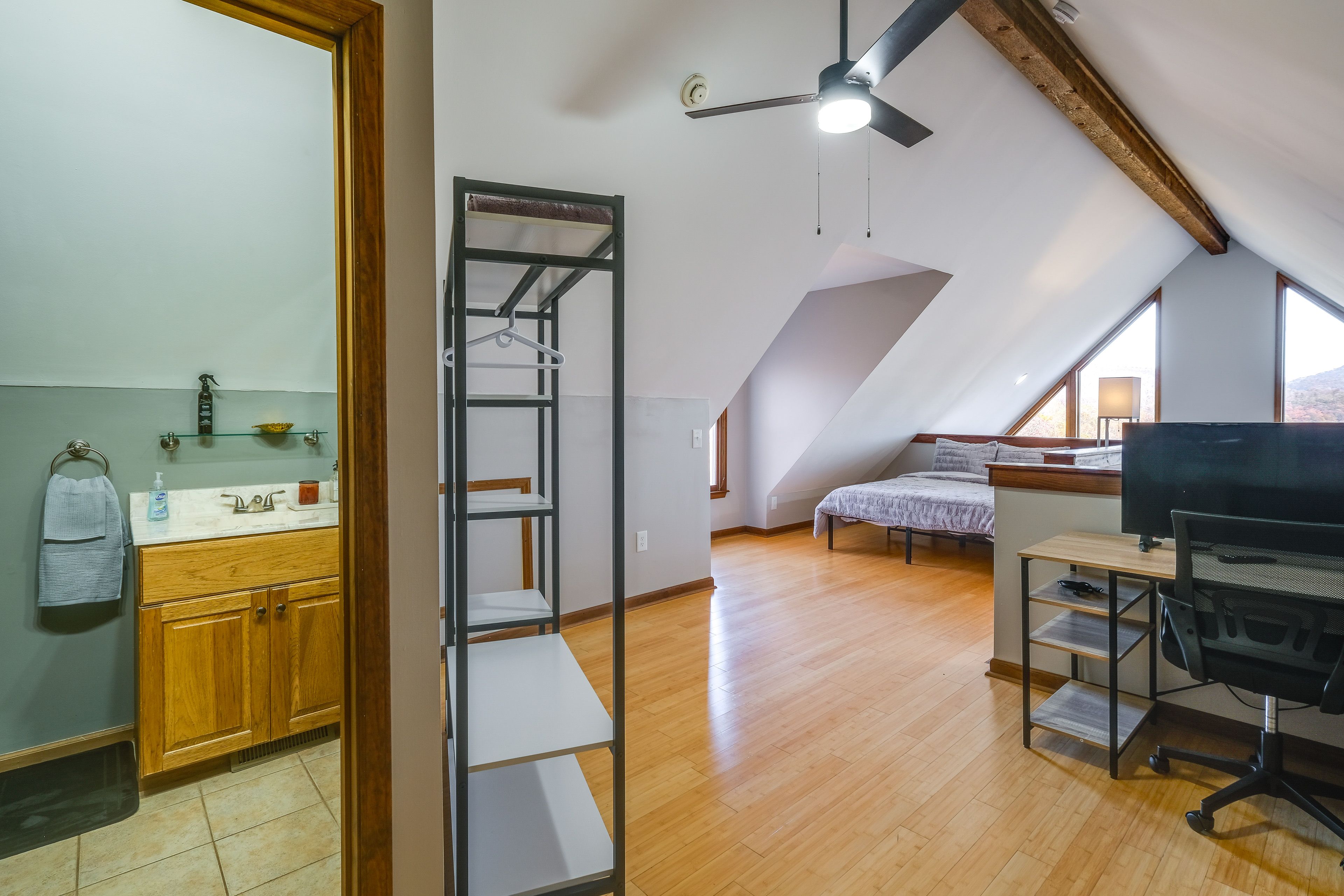 Loft | Queen Bed | 2nd Floor