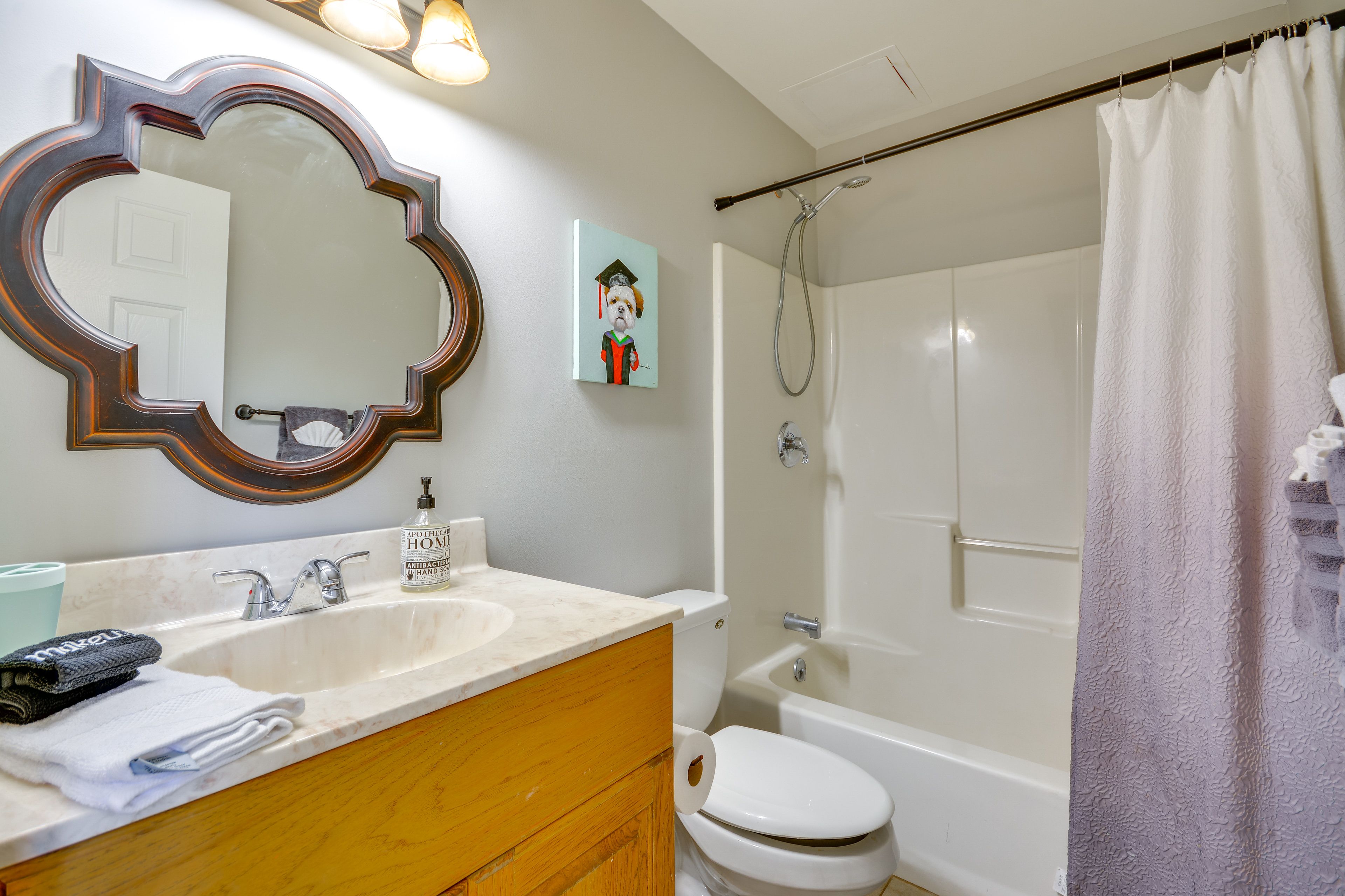 Full Bathroom | 1st Floor | Towels Provided | Complimentary Toiletries