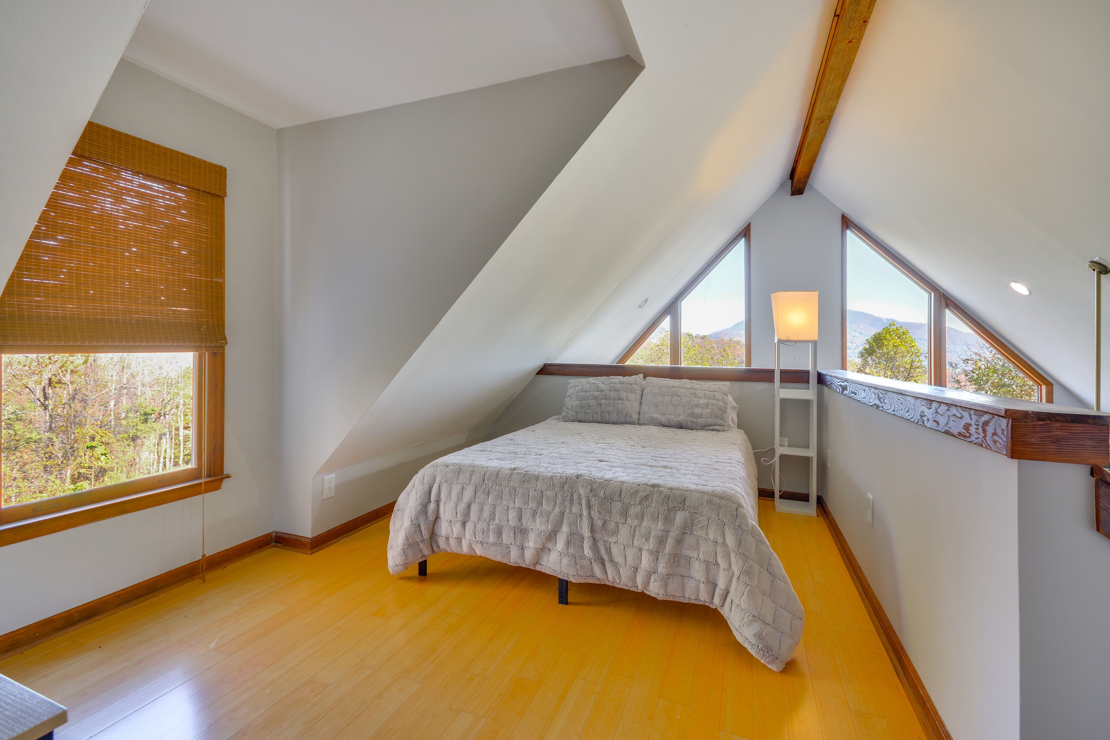 Loft | Queen Bed | 2nd Floor