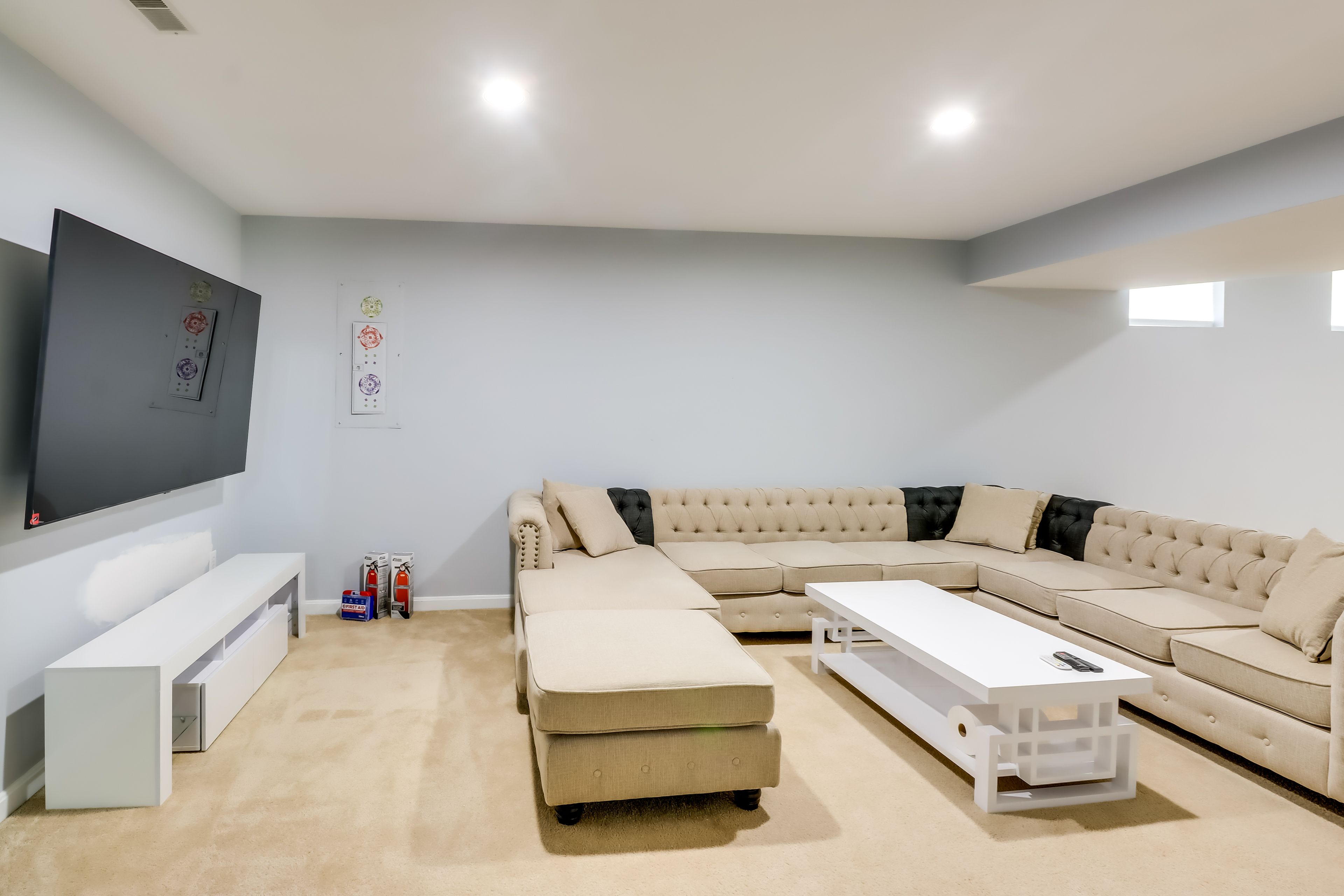 Living Room | Smart TV | Pet Friendly