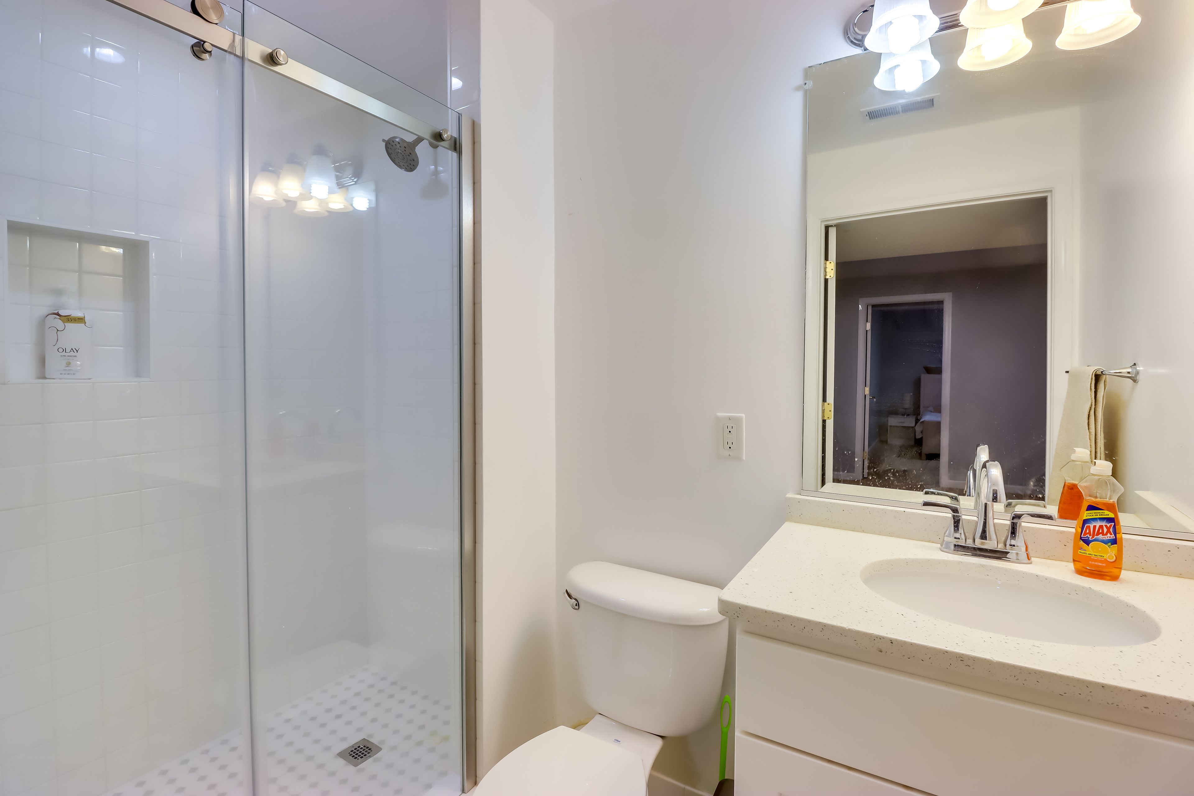 Full Bathroom | Towels Provided | Complimentary Toiletries