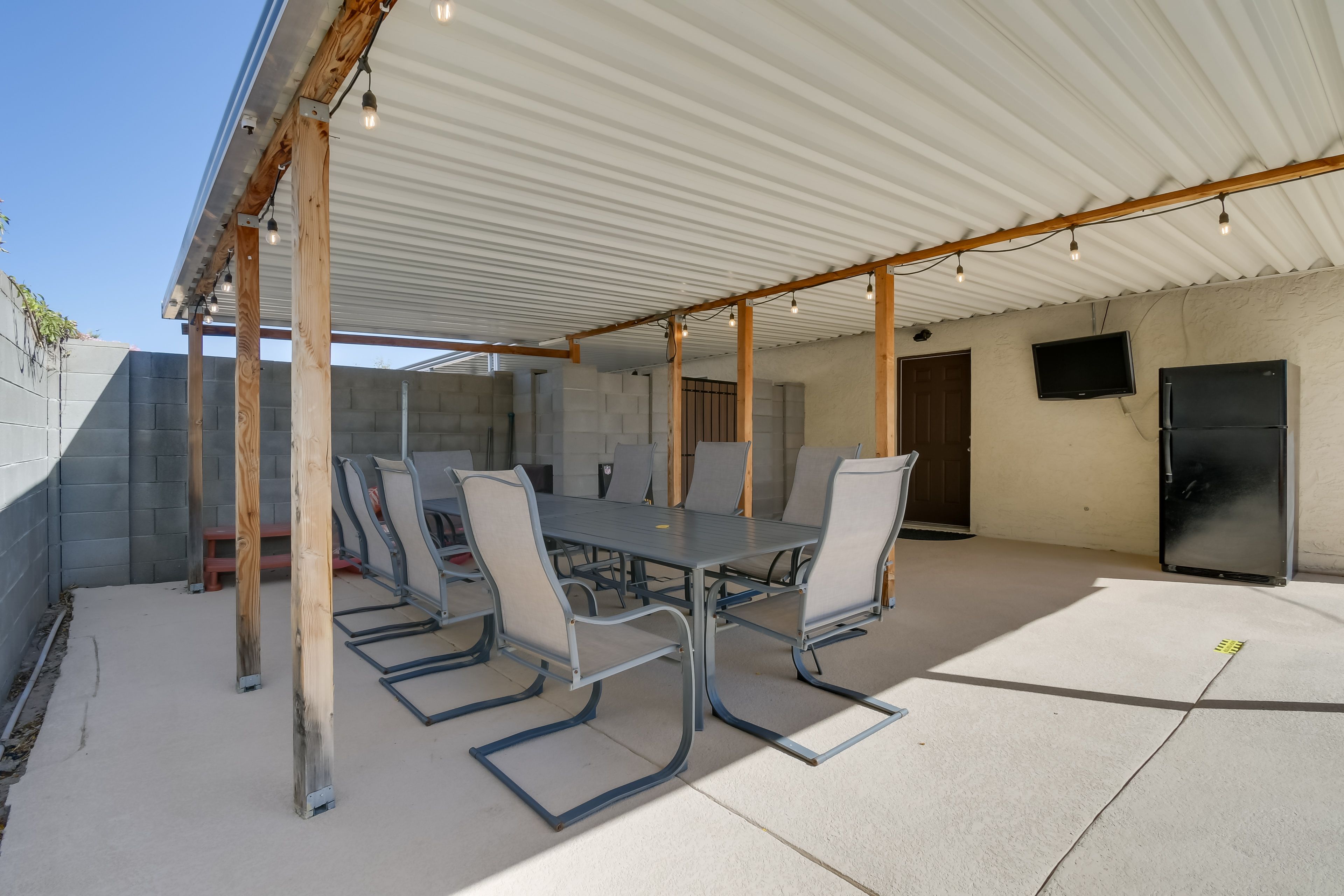 Covered Patio | Smart TV | Outdoor Dining Area | Refrigerator