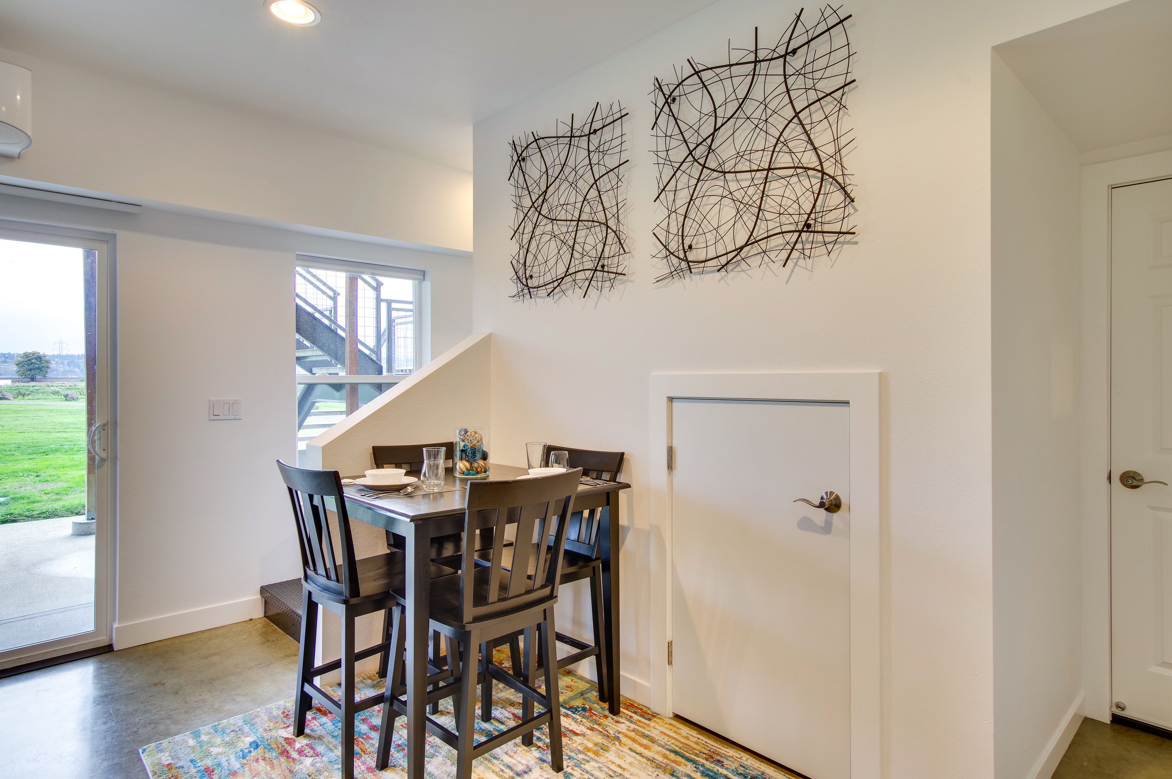 Dining Area | Dishware & Flatware Provided