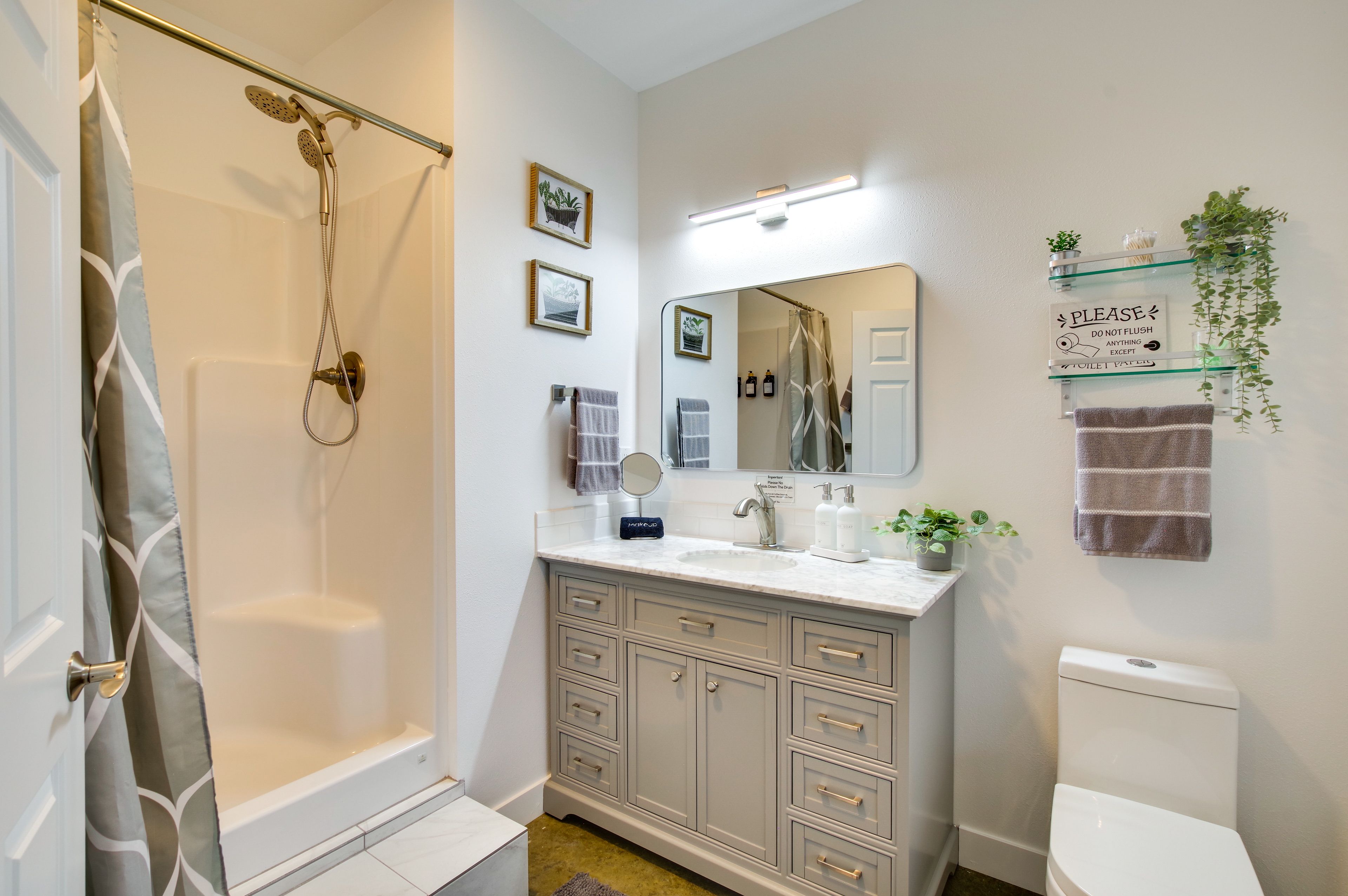 Full Bathroom | Complimentary Toiletries