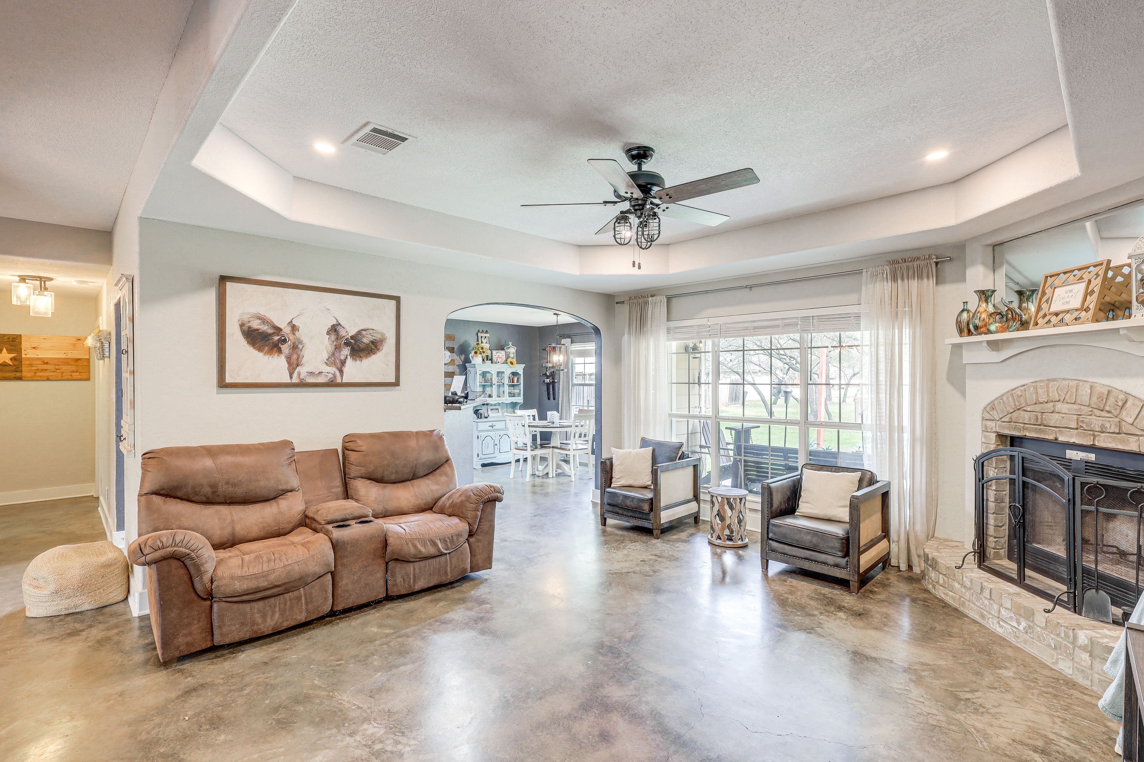 Living Room | Smart TV | Fireplace