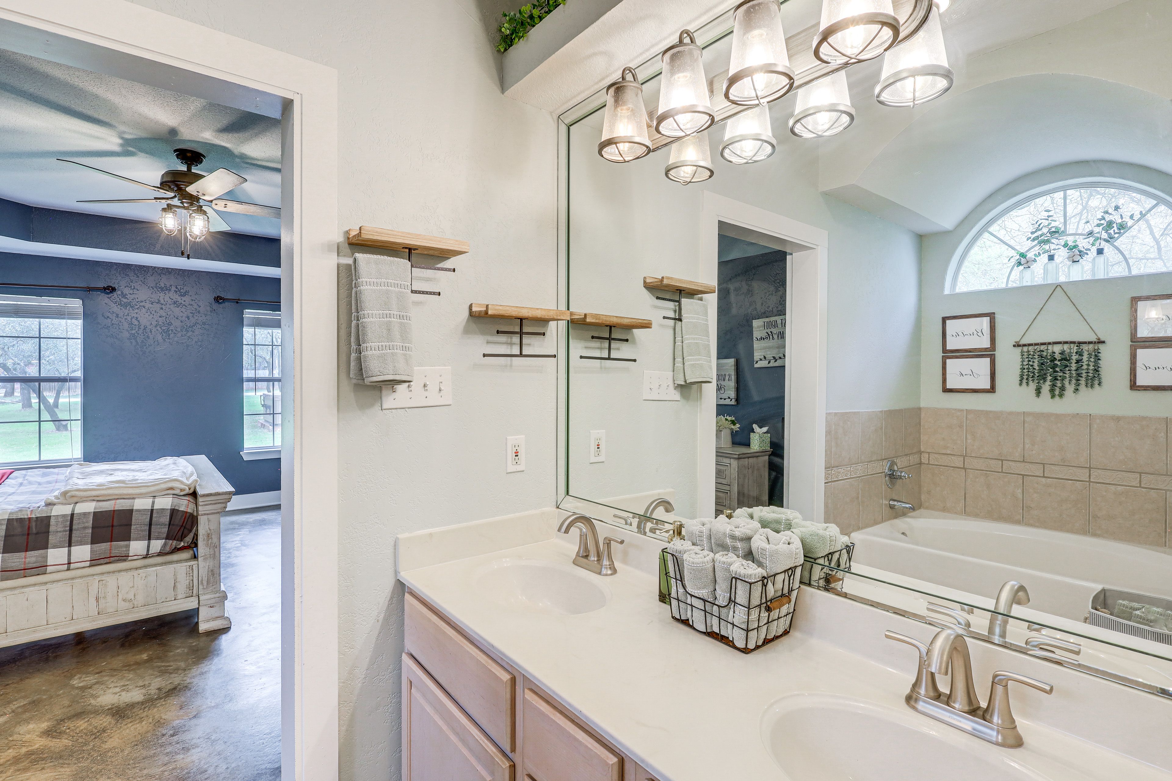 Full Bathroom | Soaking Tub | Shower | Complimentary Toiletries