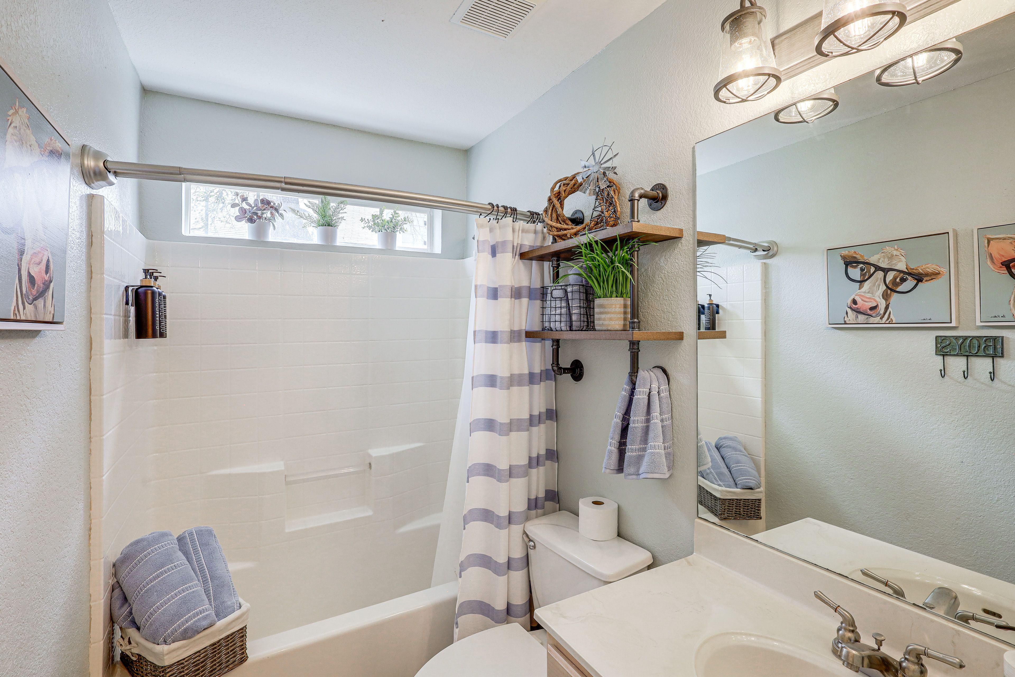 Full Bathroom | Towels Provided