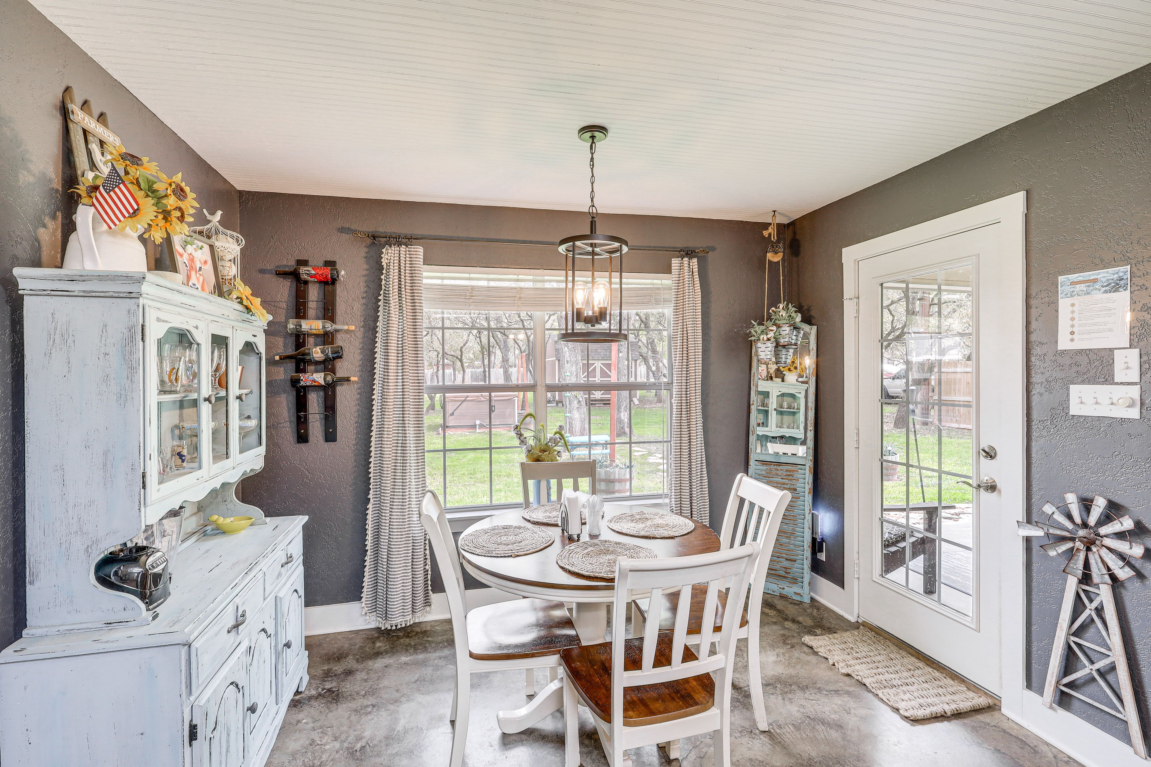 Dining Area | Dishware/Flatware Provided