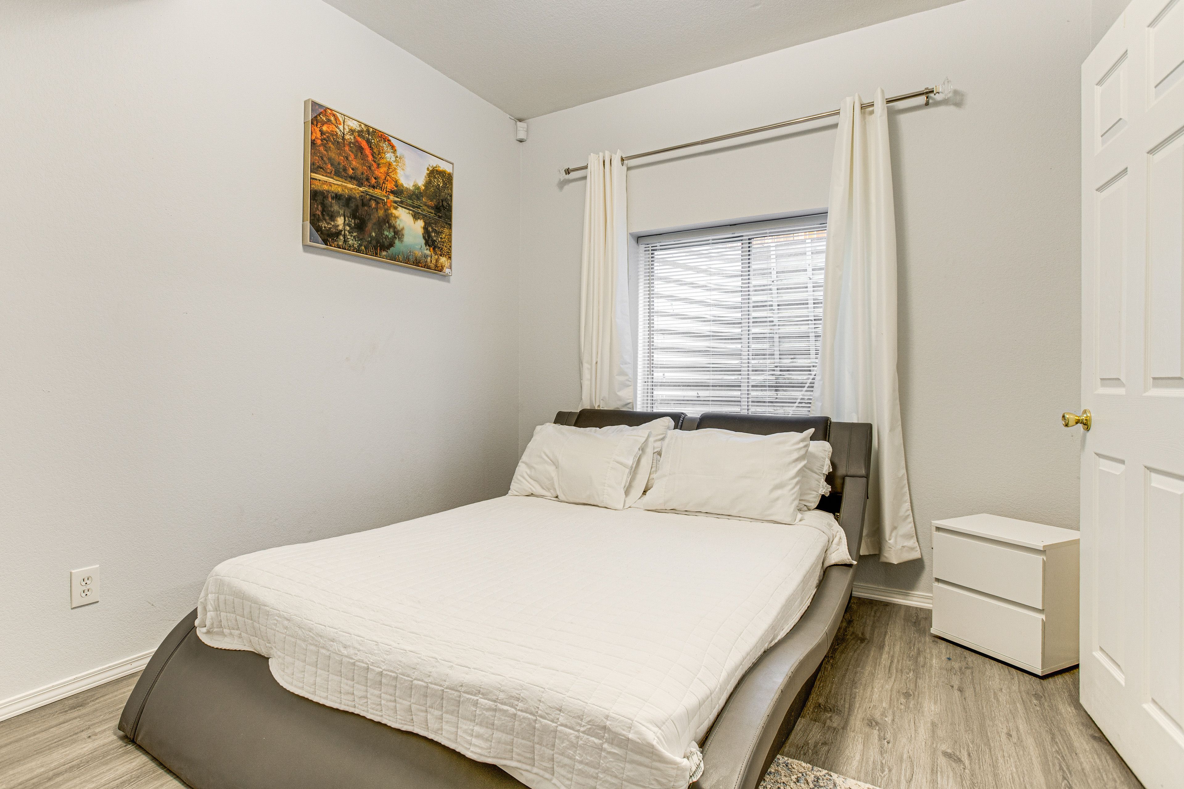 Bedroom 2 | Queen Bed