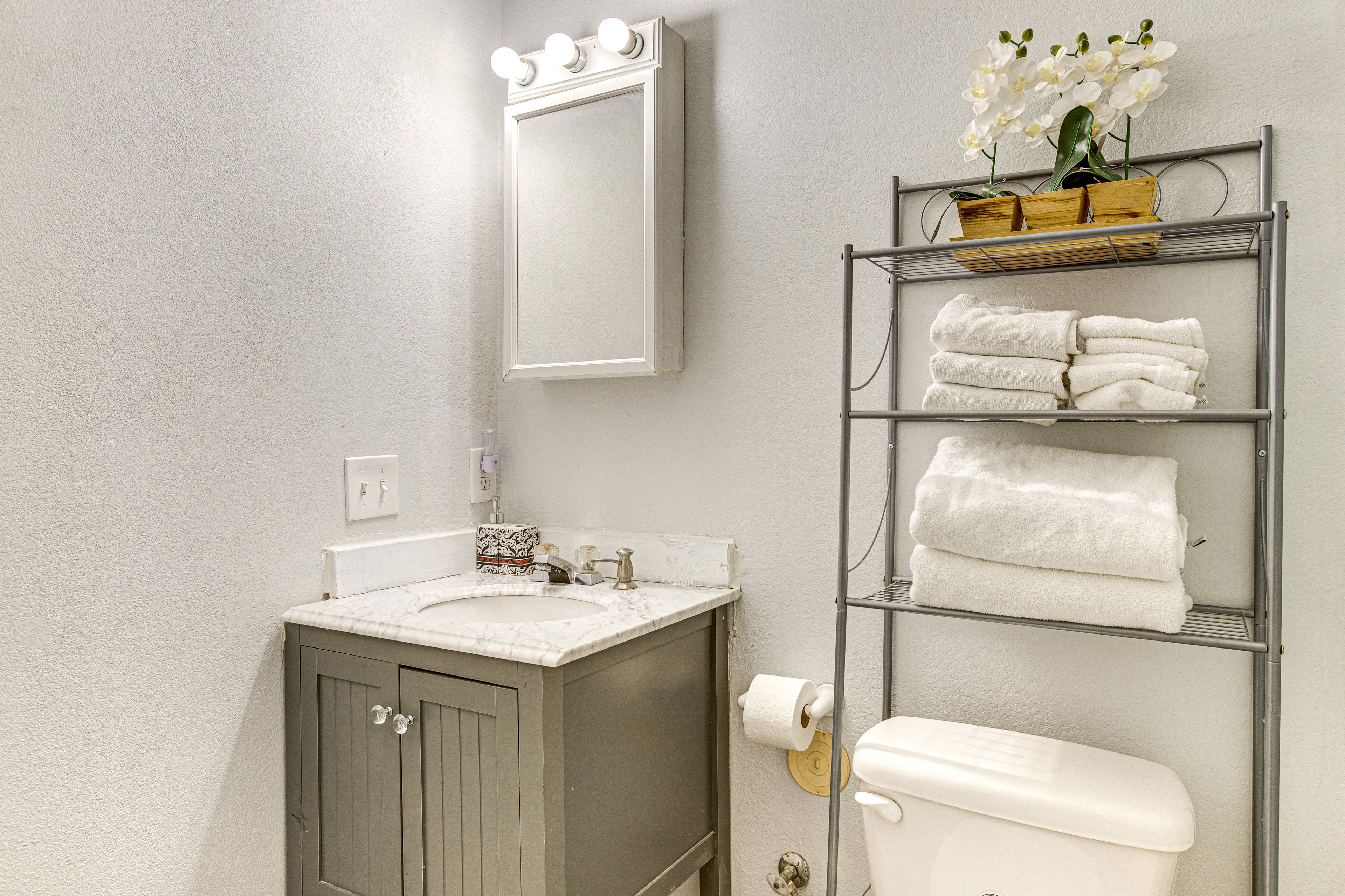 Full Bathroom | Towels Provided | Complimentary Toiletries | Hair Dryer