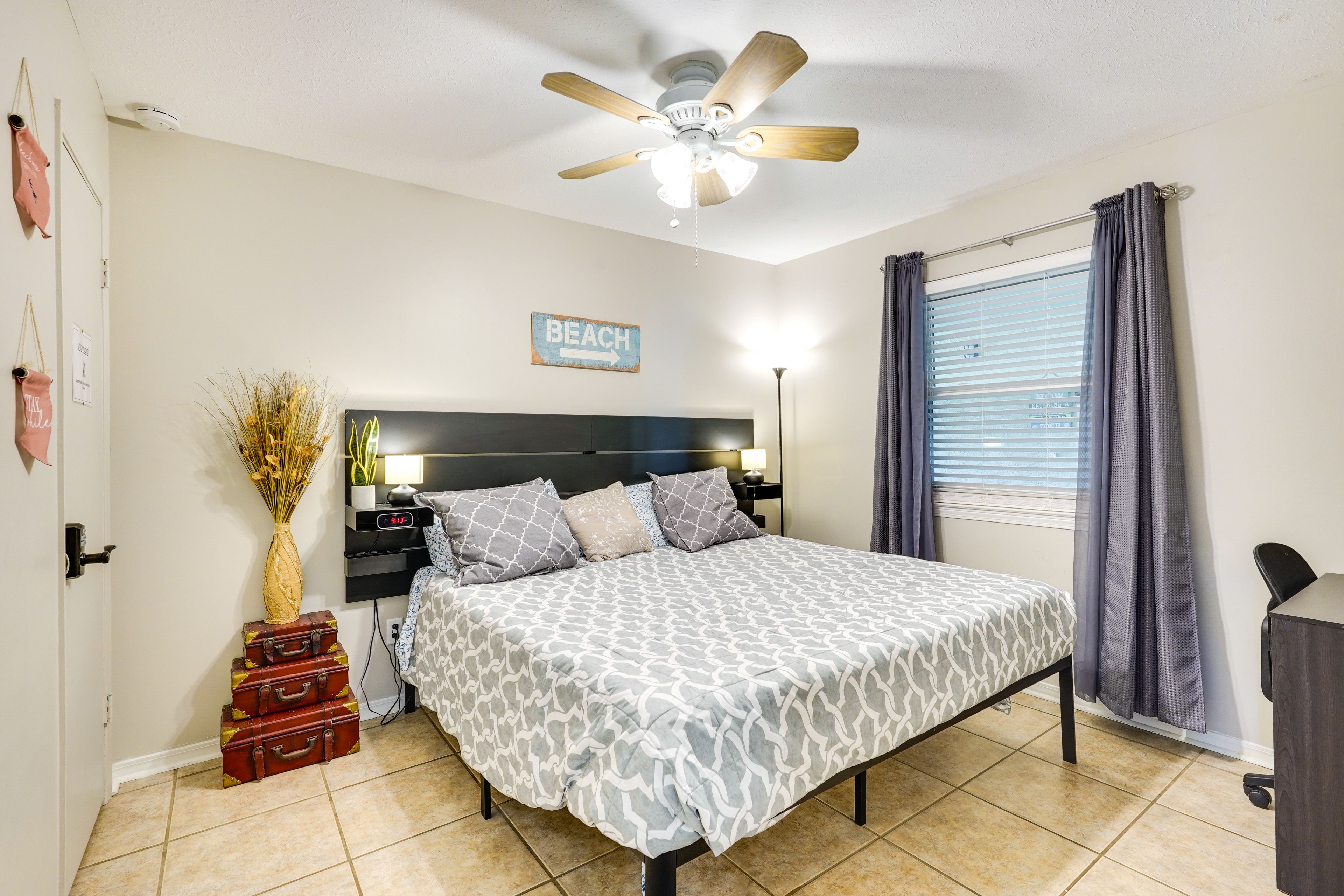 Bedroom | Queen Bed | Smart TV