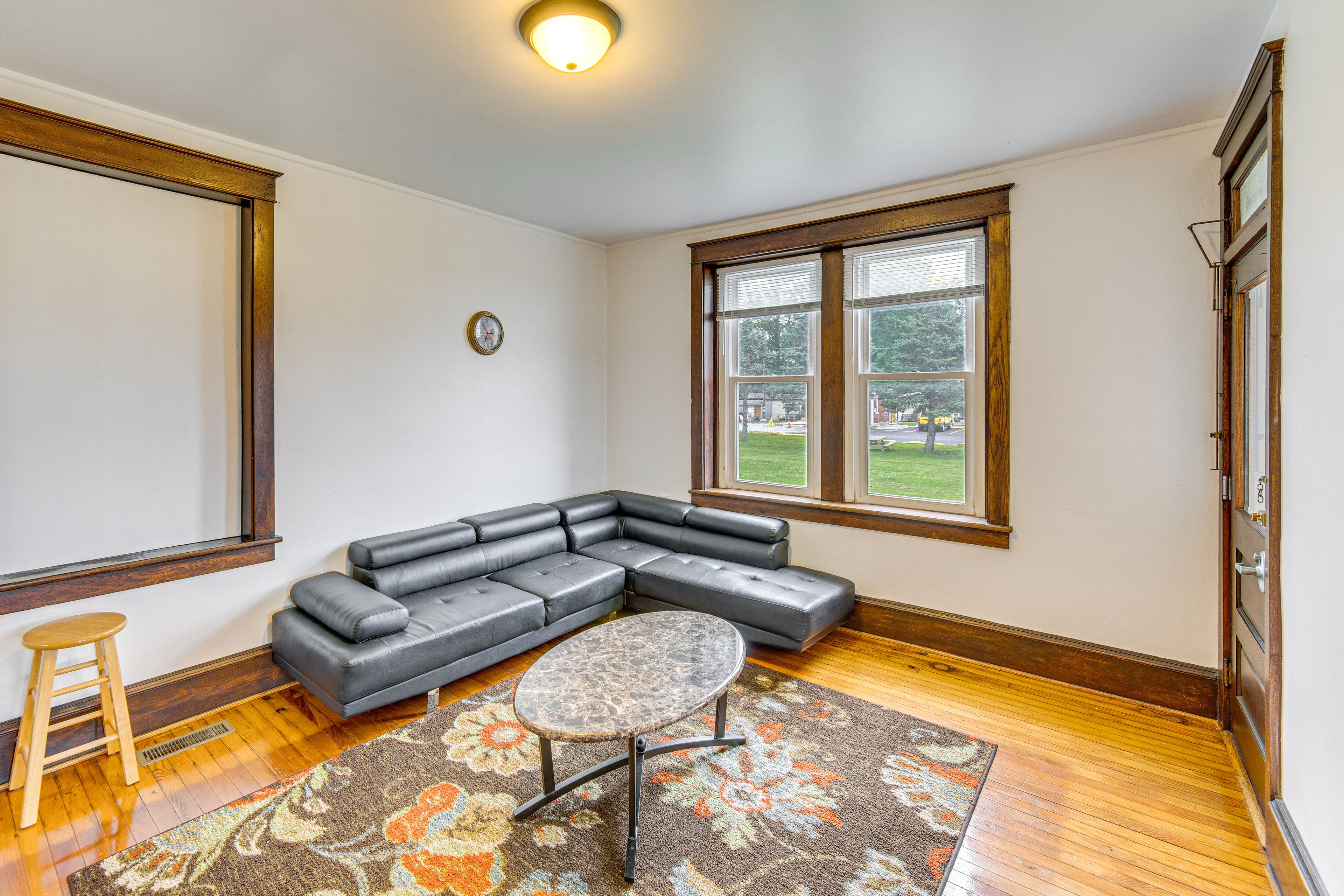 Living Room | Free WiFi | Smart TV