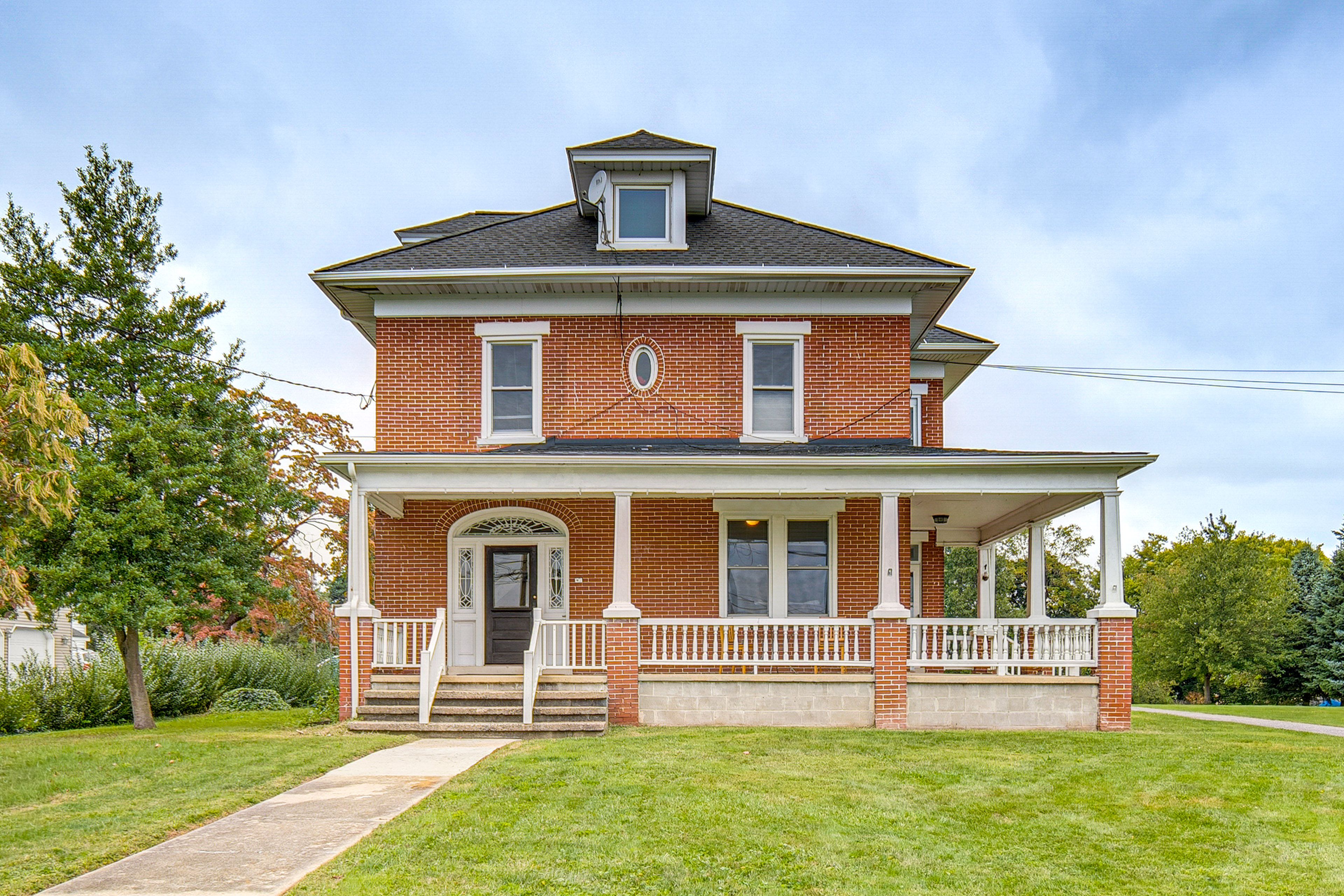 Parking | Shared Driveway (1 Vehicle) | Single-Story Apartment | 1st-Floor Unit