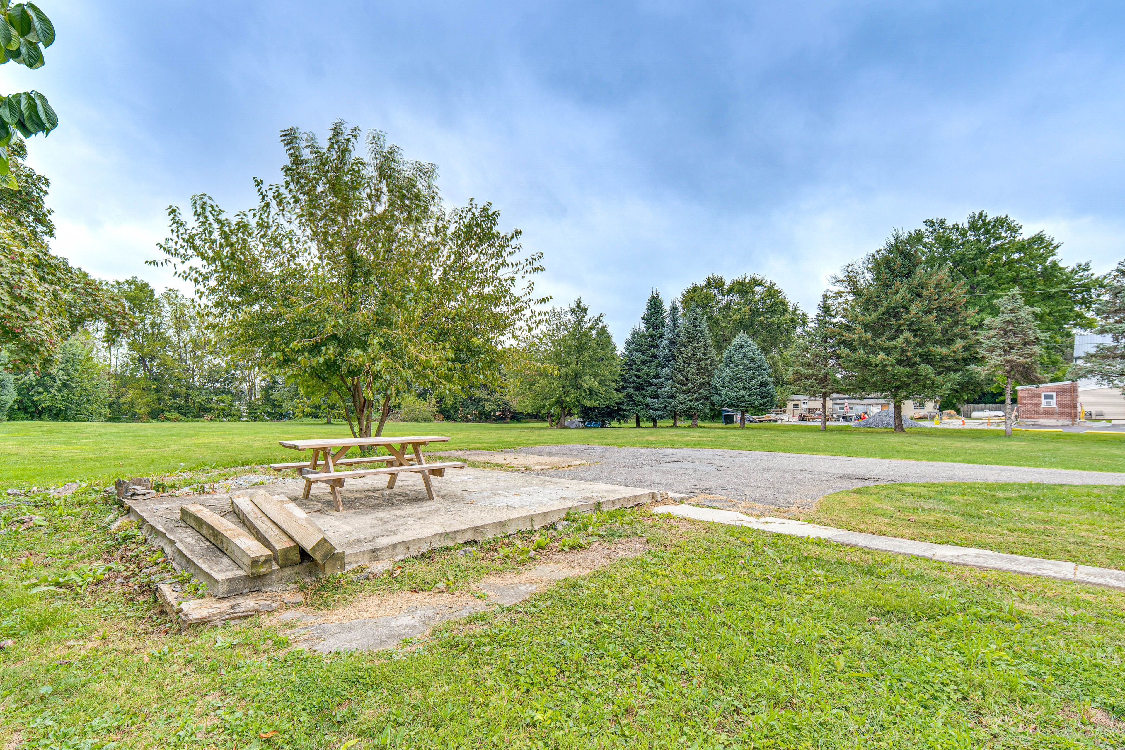 Shared Yard | Picnic Table