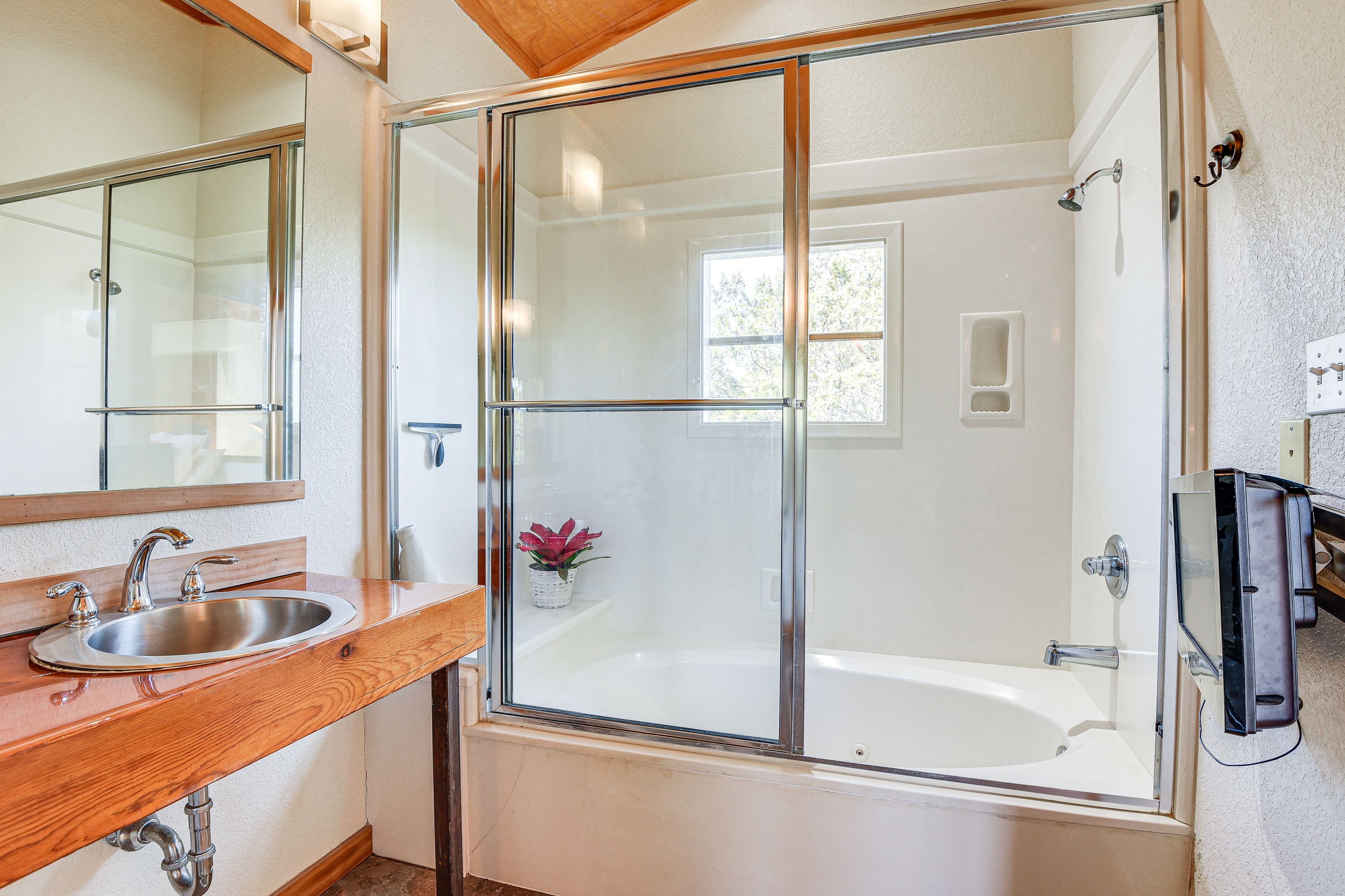 Full Bathroom | Towels Provided