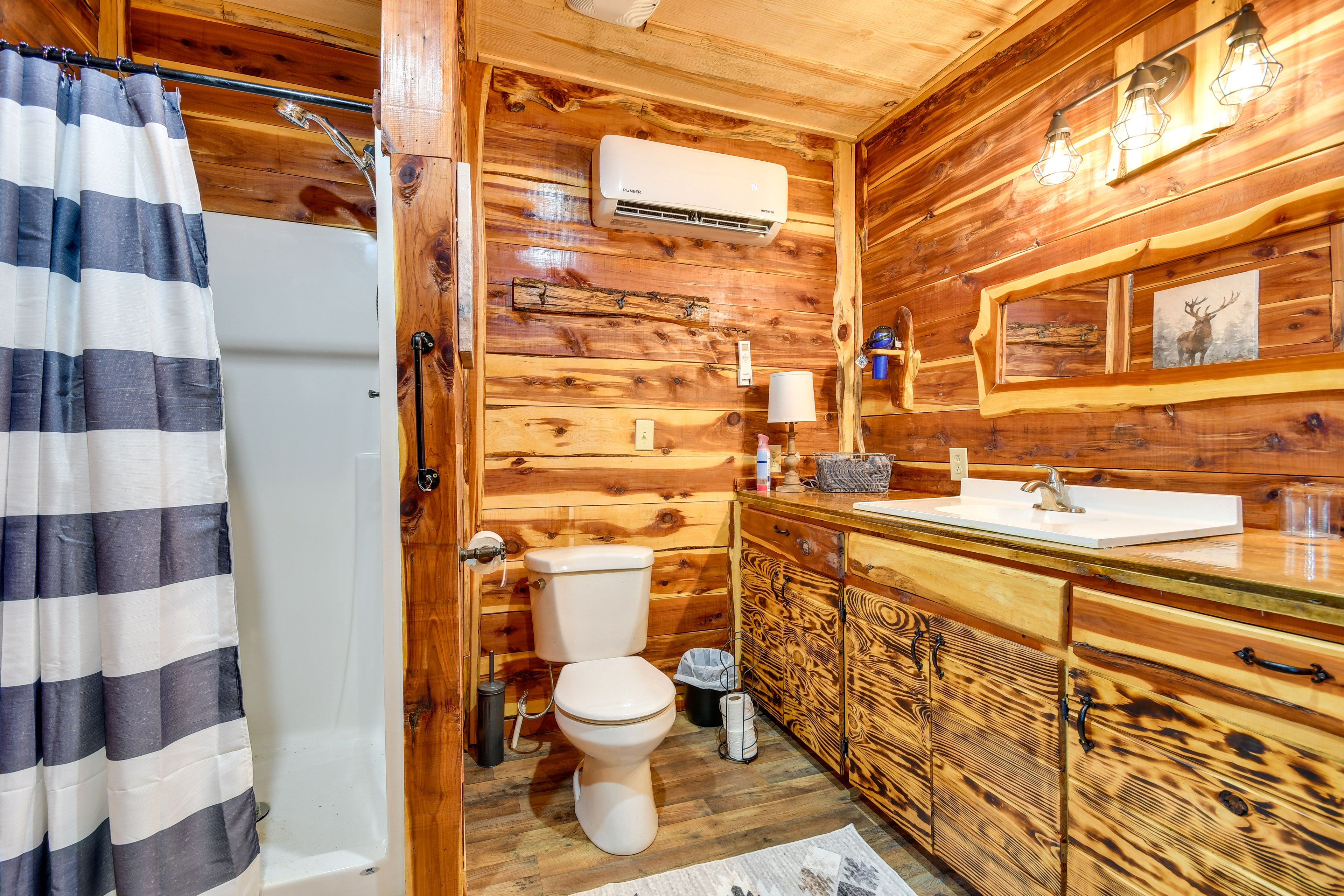 Full Bathroom | Towels Provided | Complimentary Toiletries