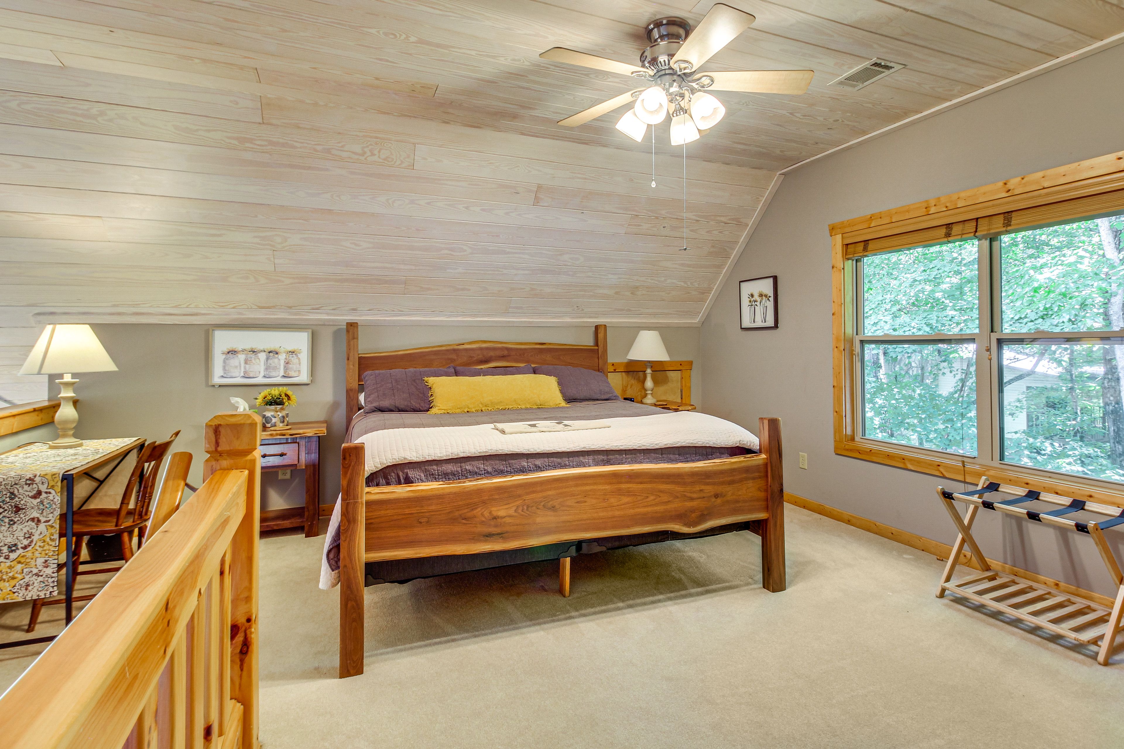 Loft | Top Level | King Bed | Smart TV