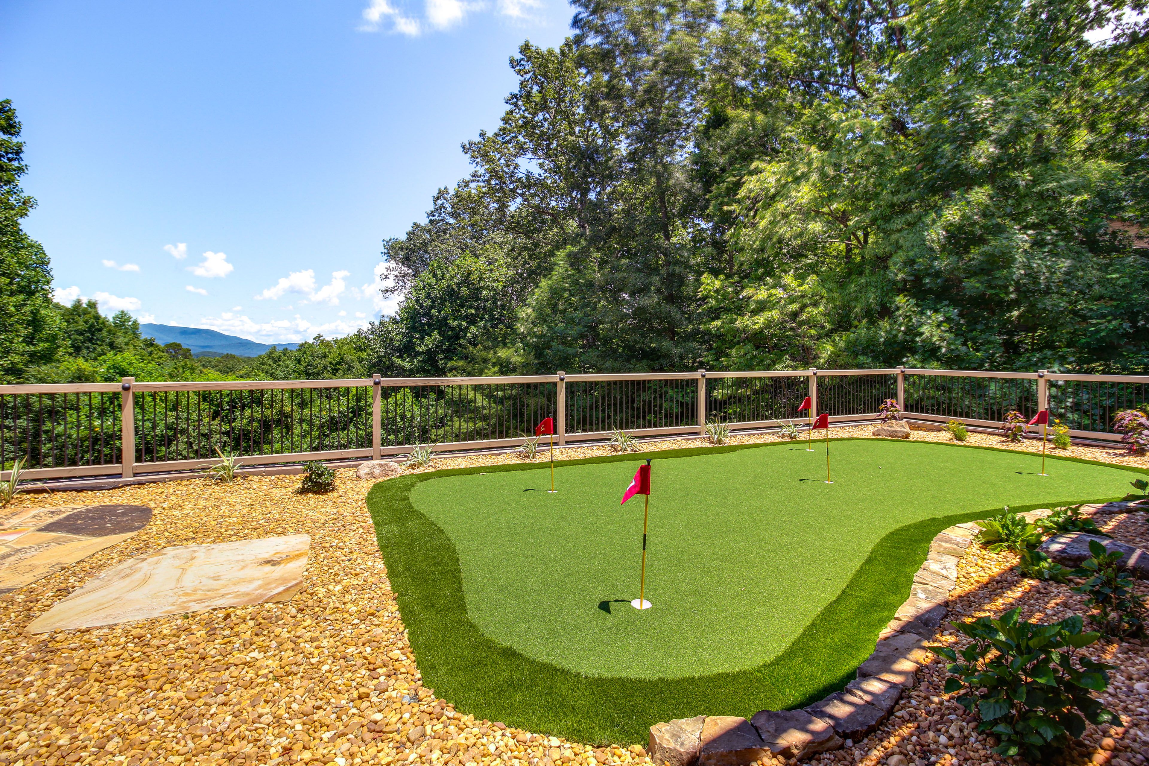 Private Yard | Fire Pit | Putting Green