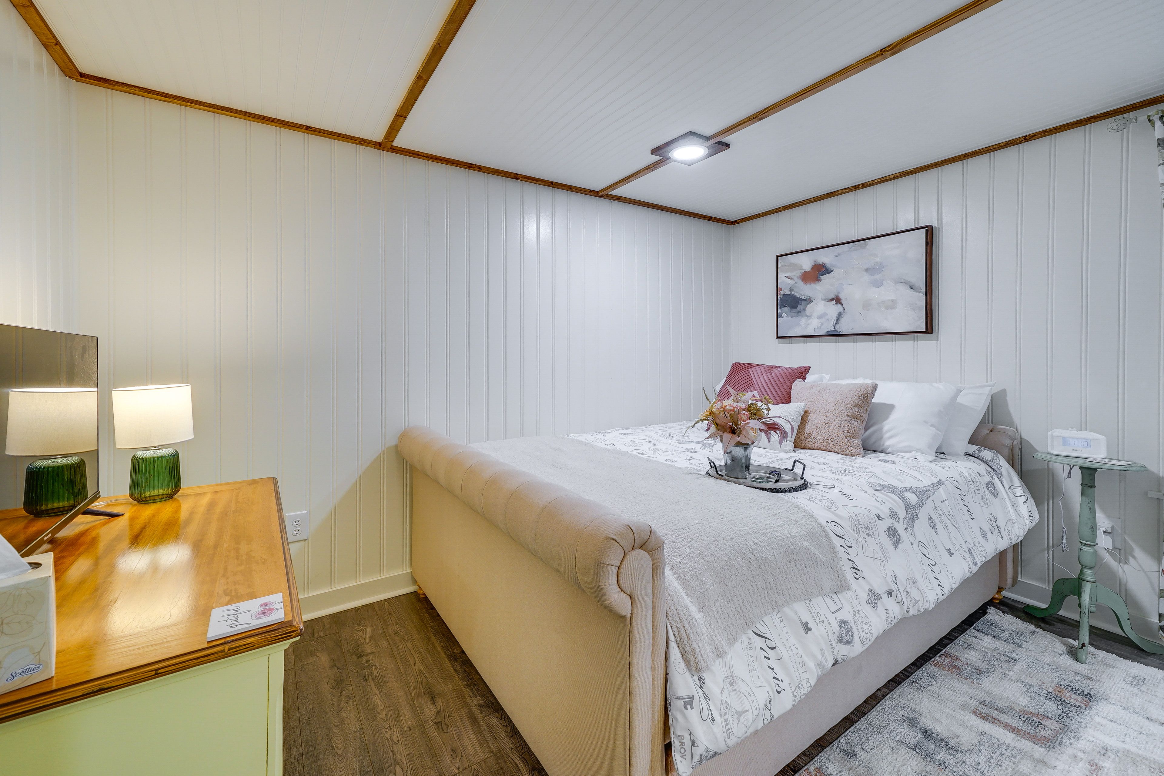 Studio | Queen Bed w/ Twin Trundle | Twin Sleeper Sofa | Pack 'n Play | Smart TV