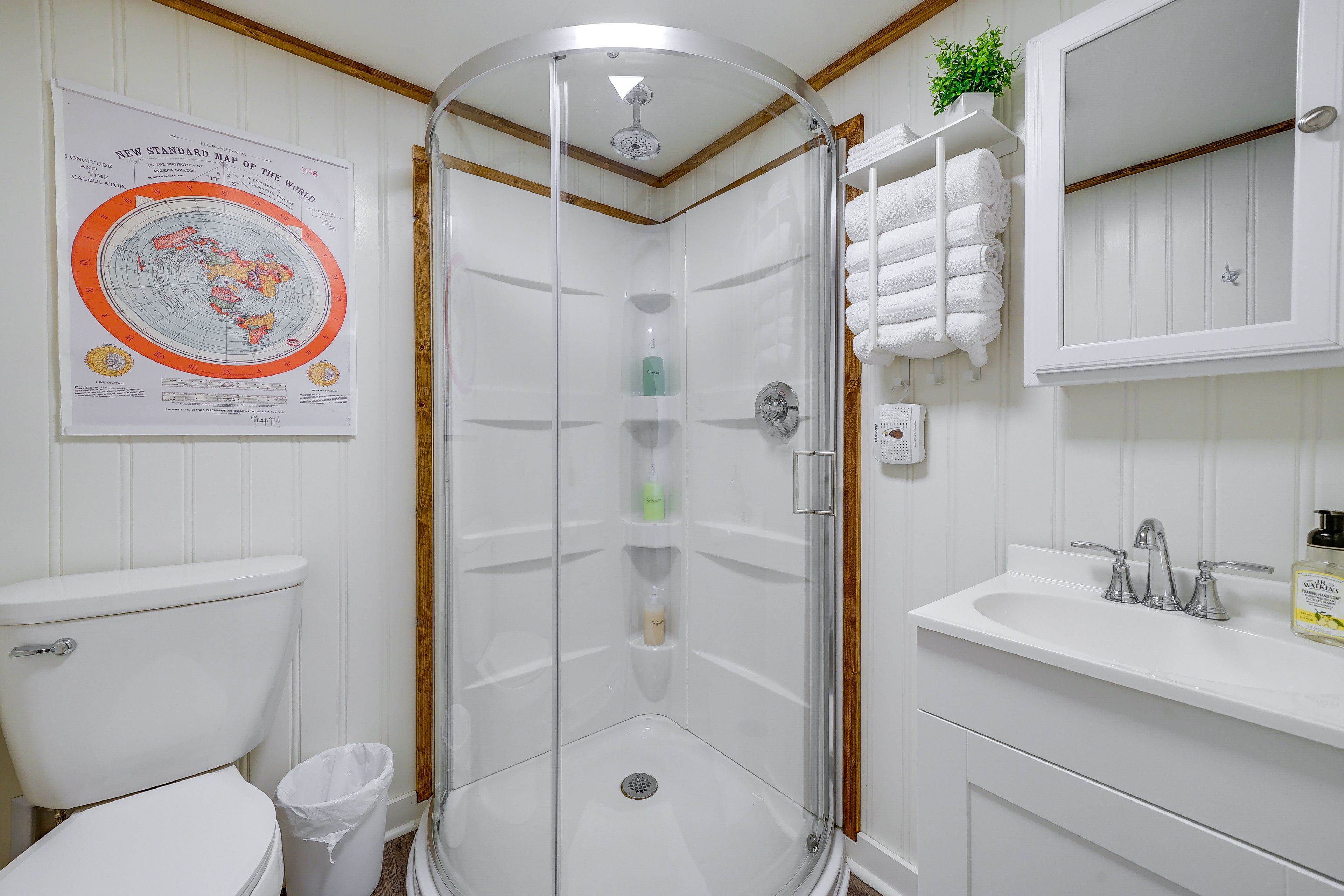 Full Bathroom | Complimentary Toiletries | Hair Dryer