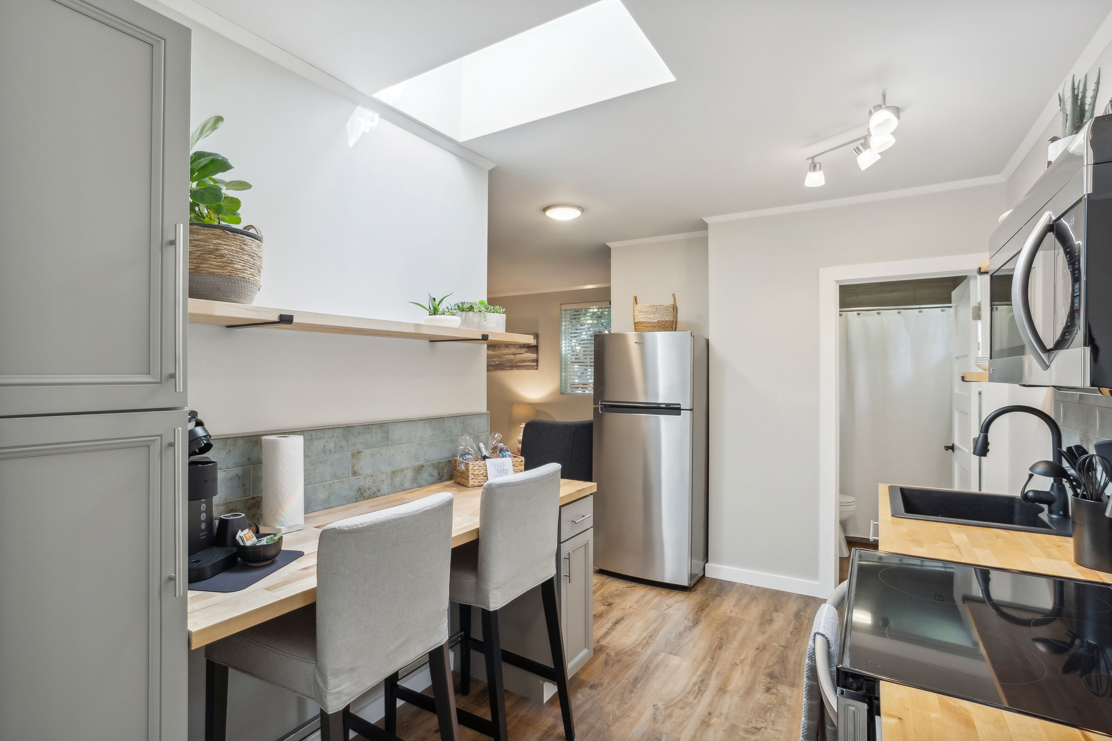 Dining Bar | Dishware/Flatware