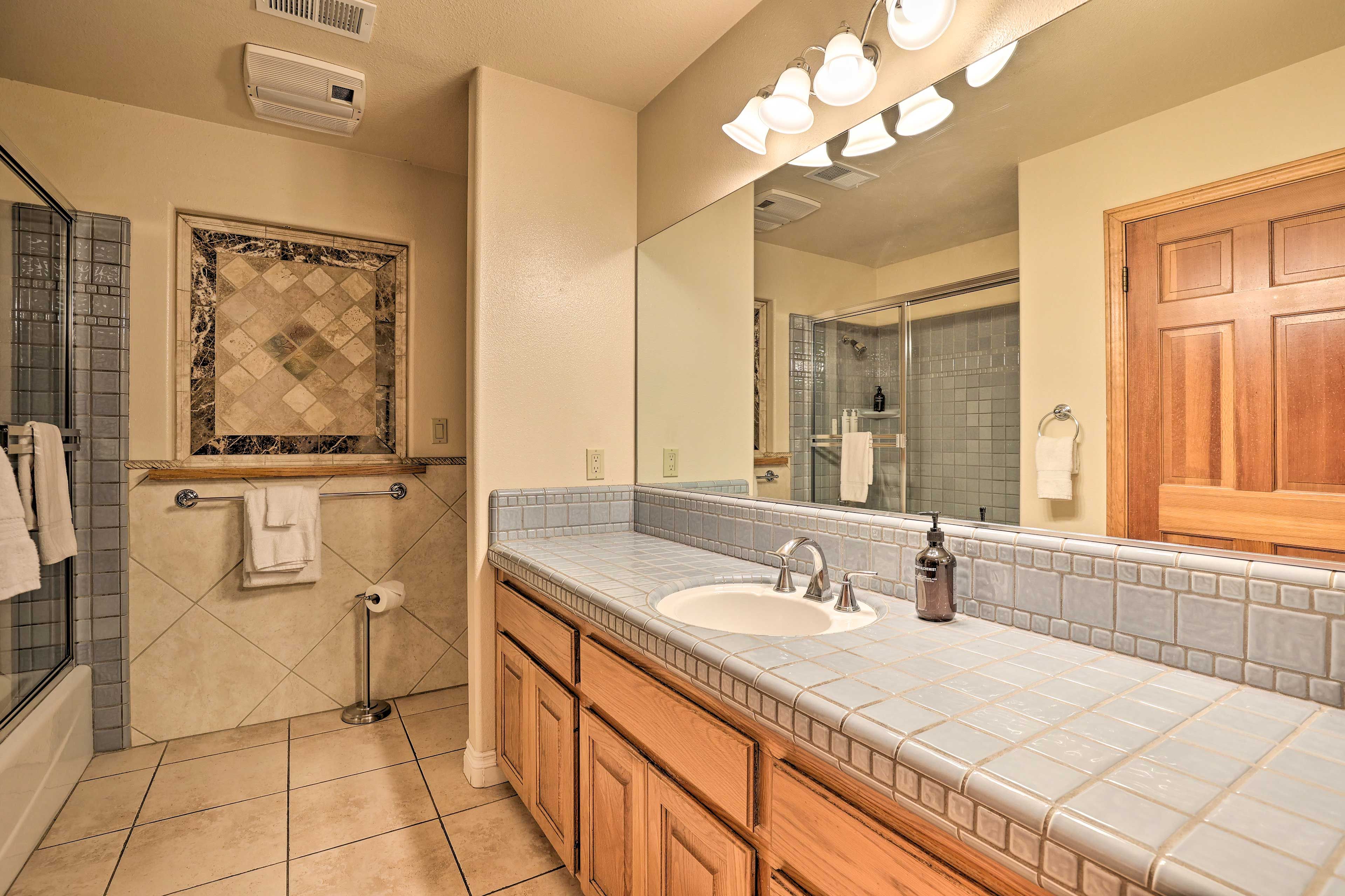 Full Bathroom | Towels Provided