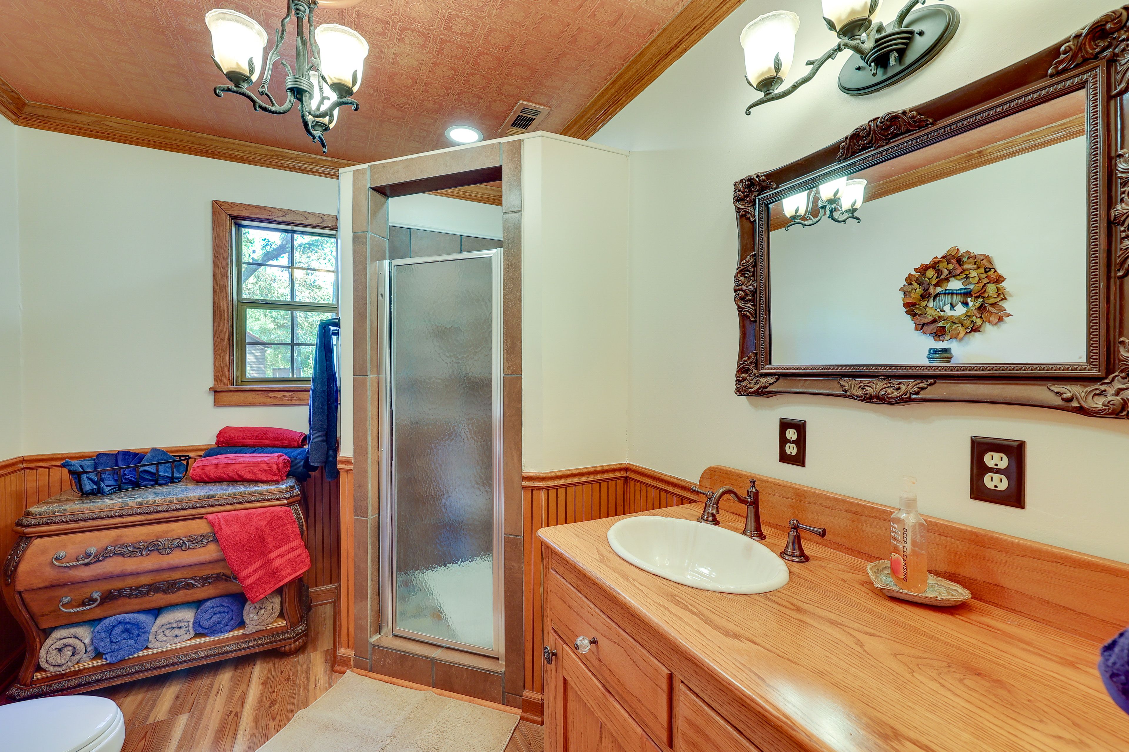 Full Bathroom (Main Cabin) | Complimentary Toiletries