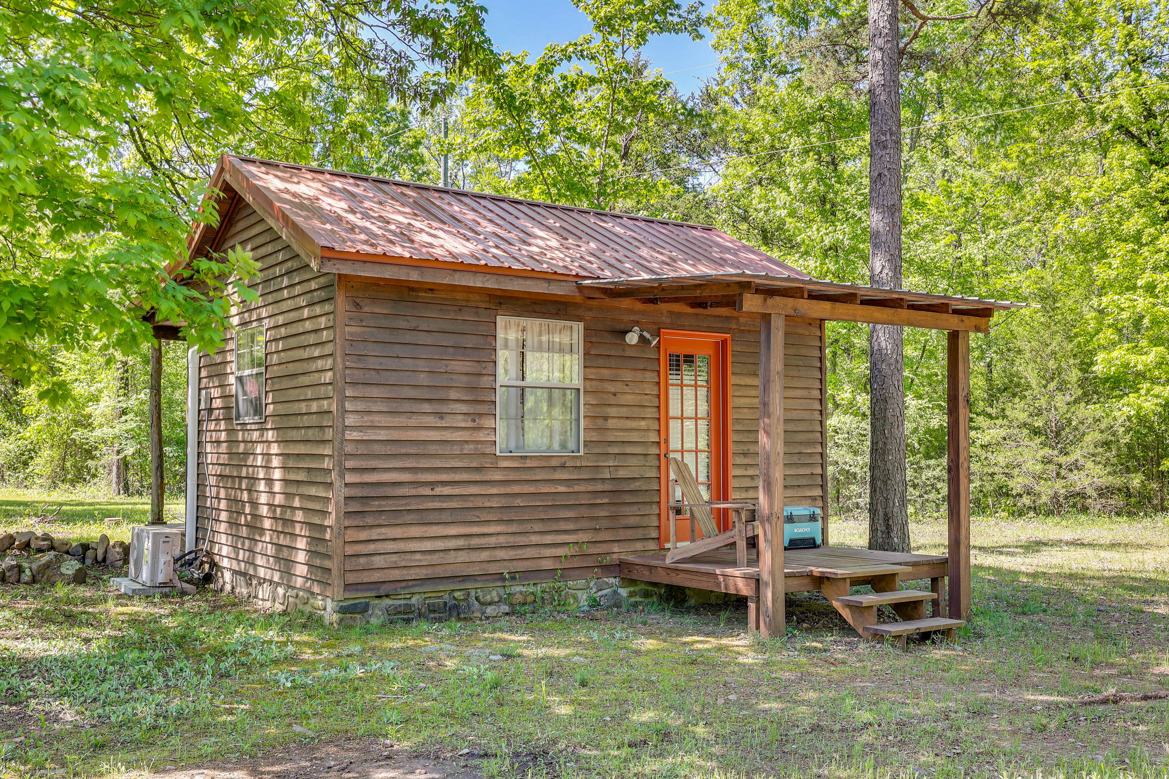 Bunkhouse Exterior | Outdoor Dining Area