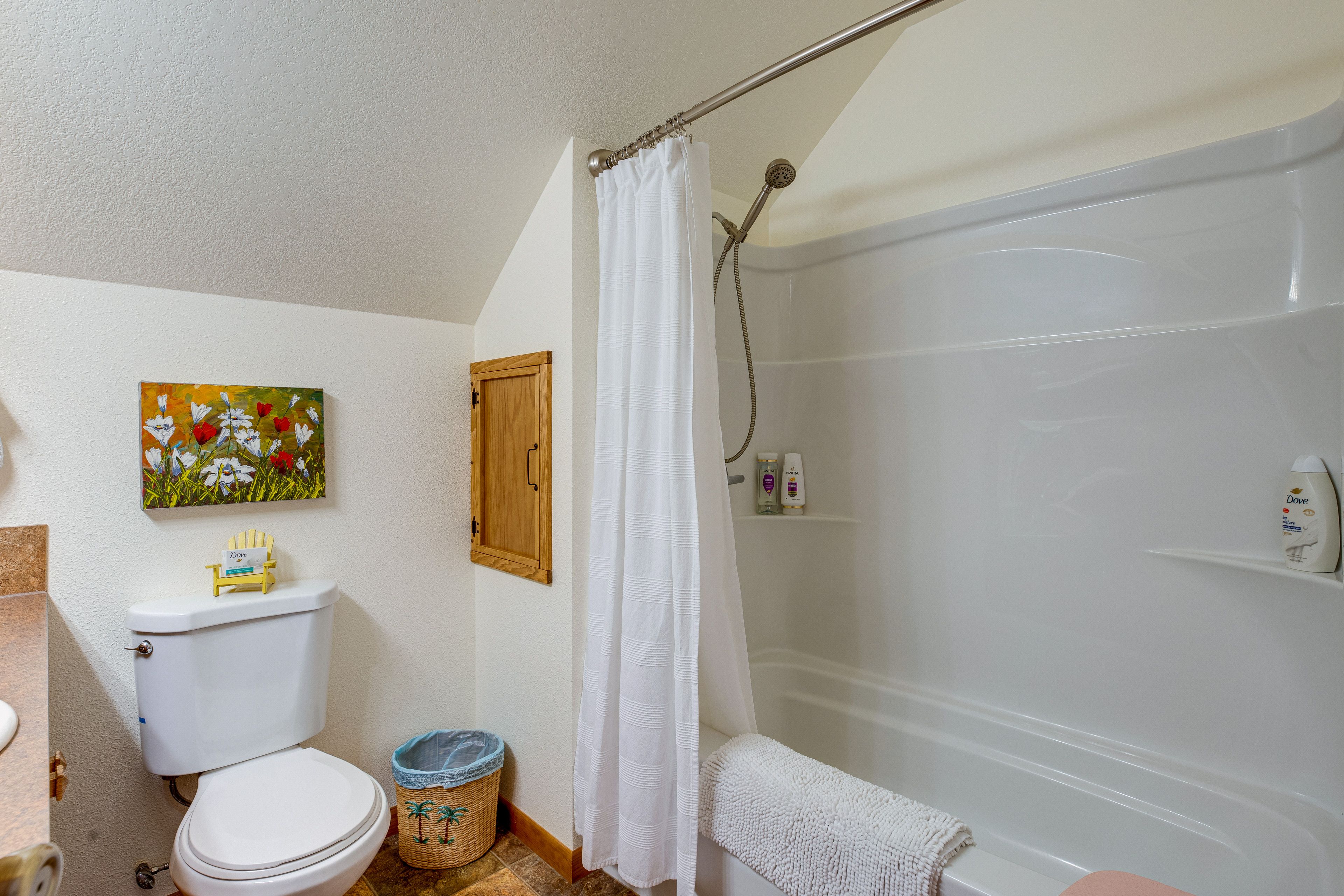Full Bathroom | Complimentary Toiletries