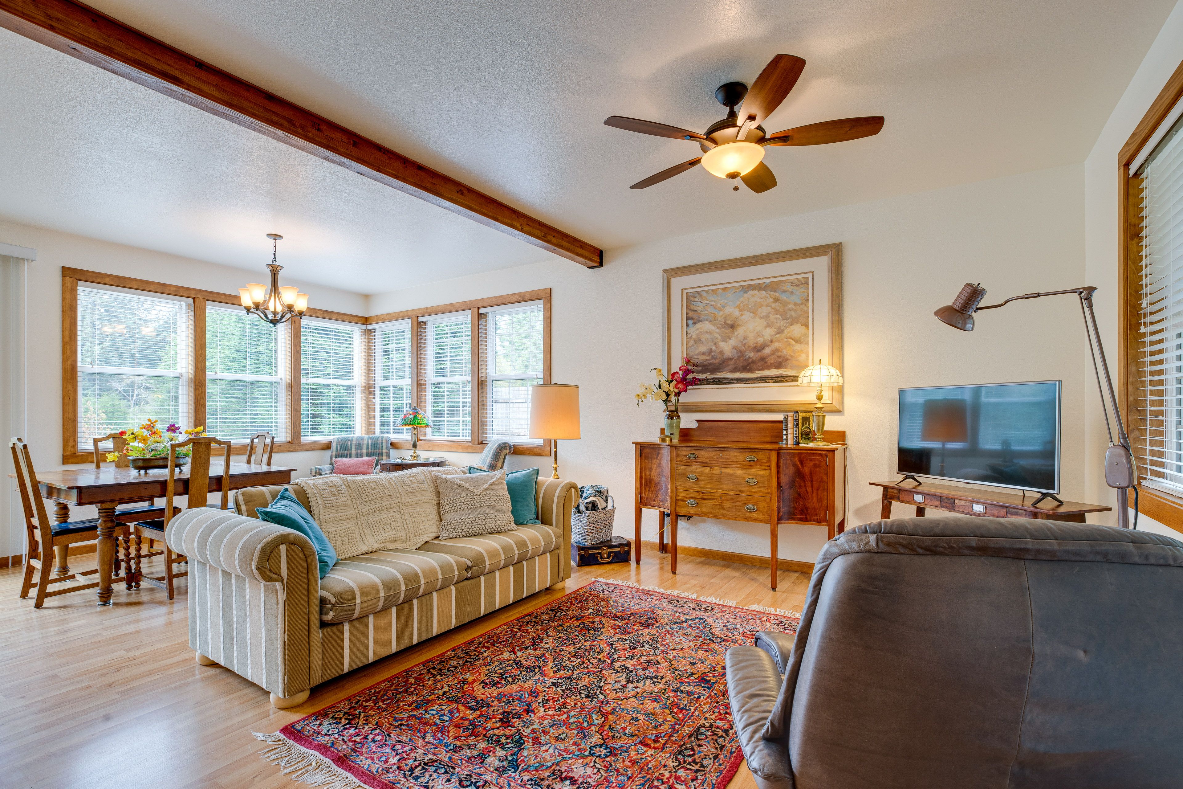 Living Room | Queen Sleeper Sofa | Smart TV | Free WiFi