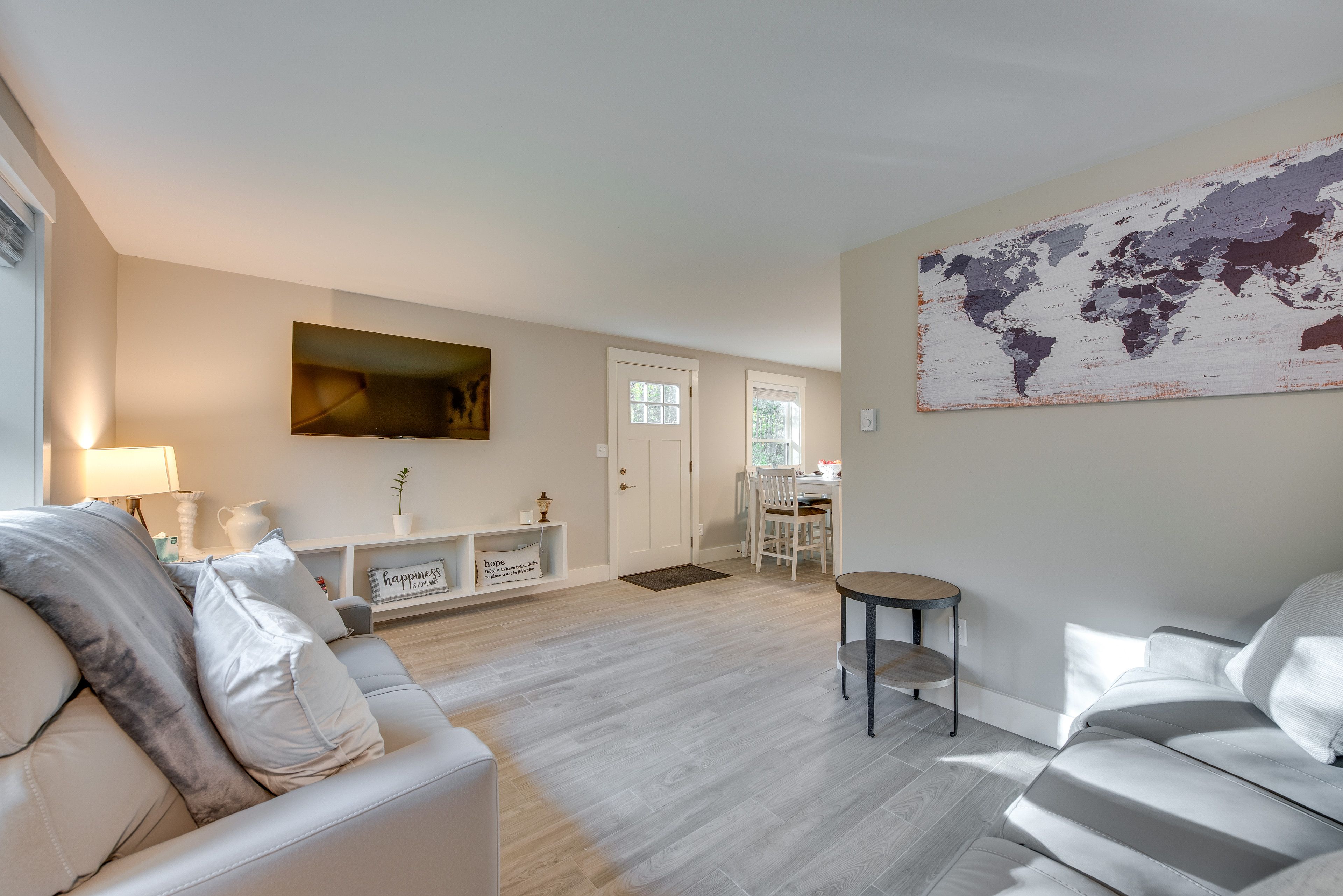 Living Room | Smart TV | Books | Telescope