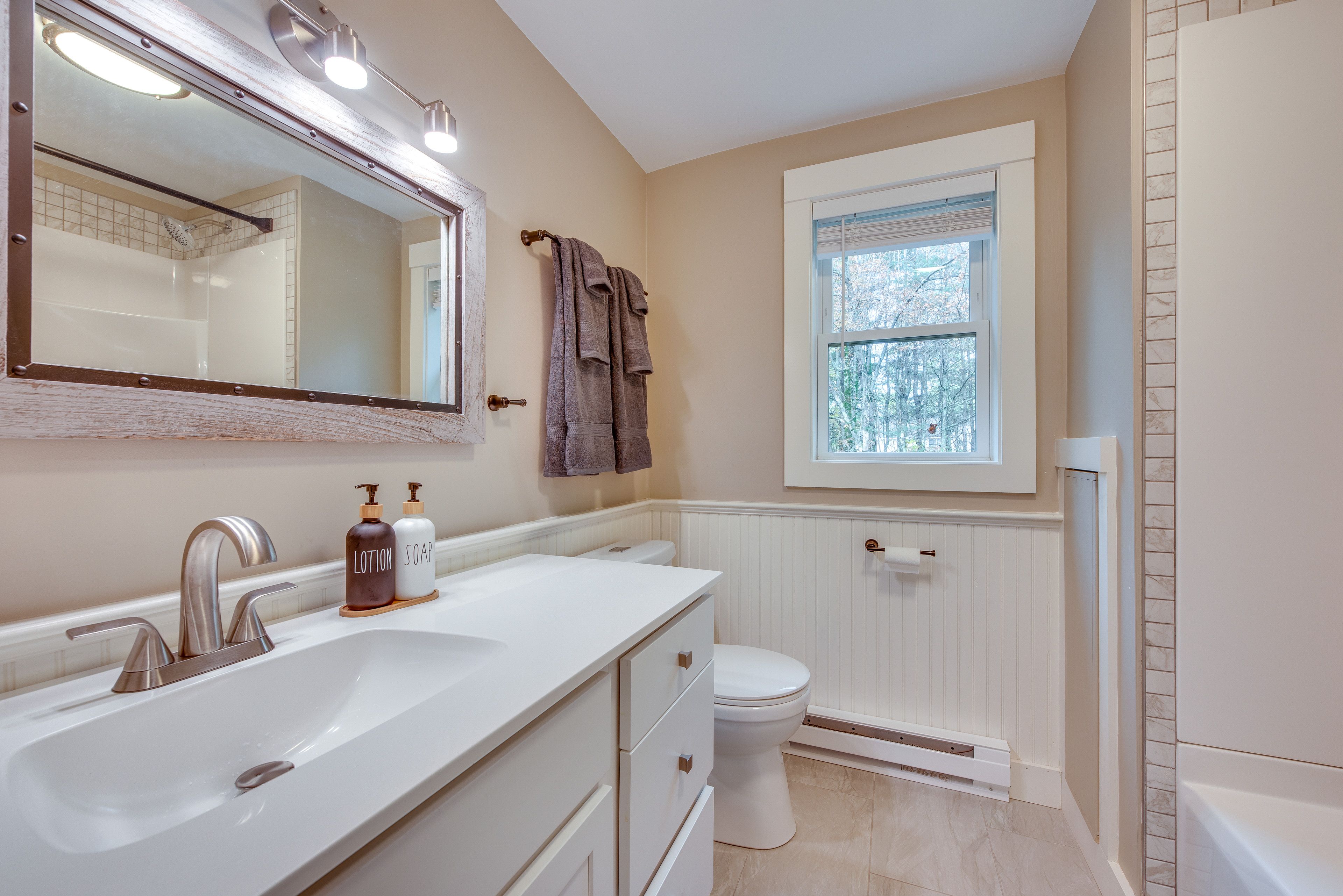 Full Bathroom | 2nd Floor | Complimentary Toiletries | Towels Provided