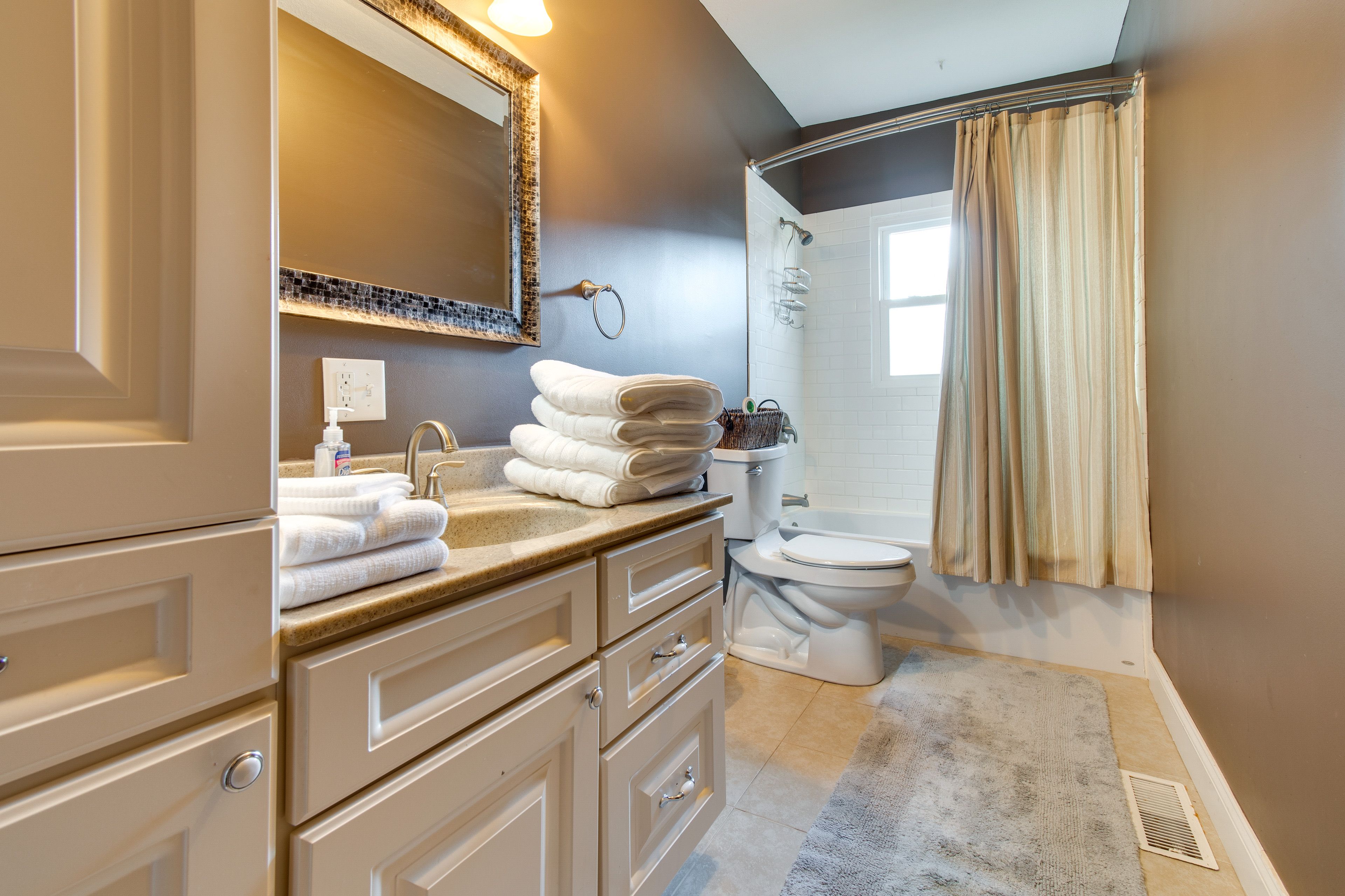 Full Bathroom | Complimentary Toiletries
