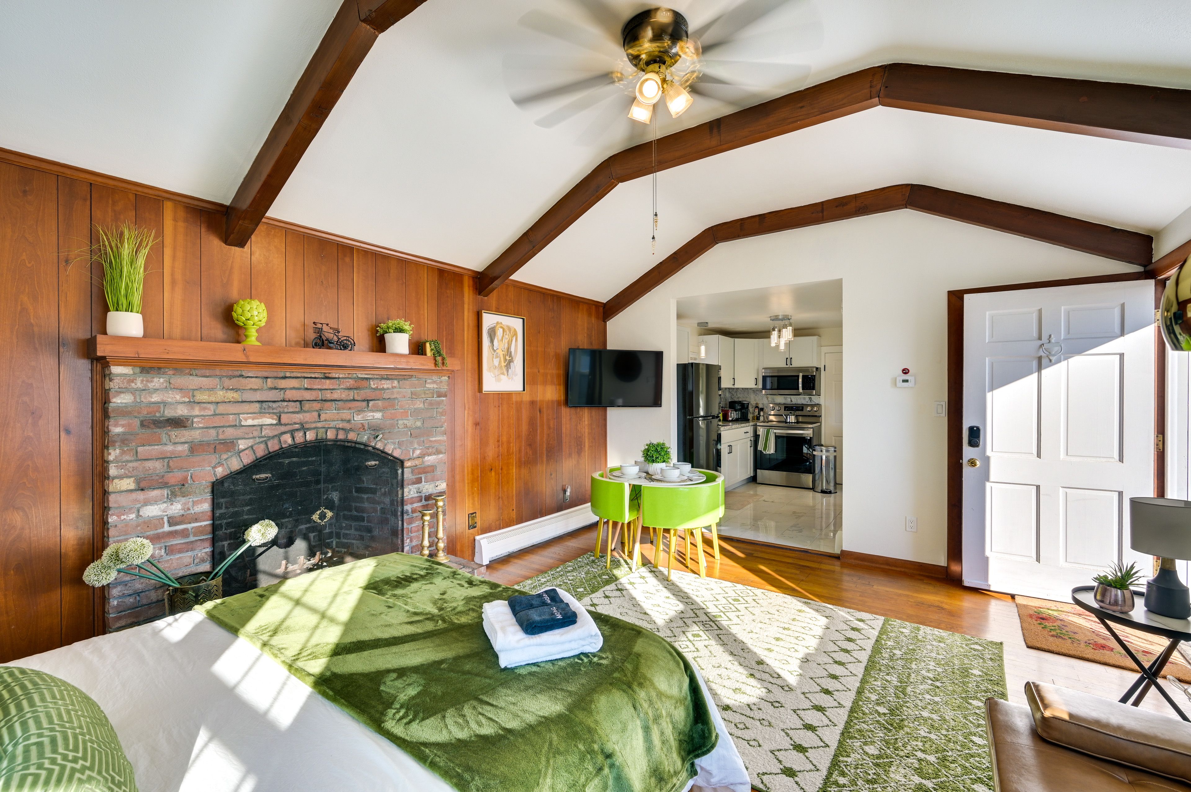 Dining Area | Dishware/Flatware | Smart TV