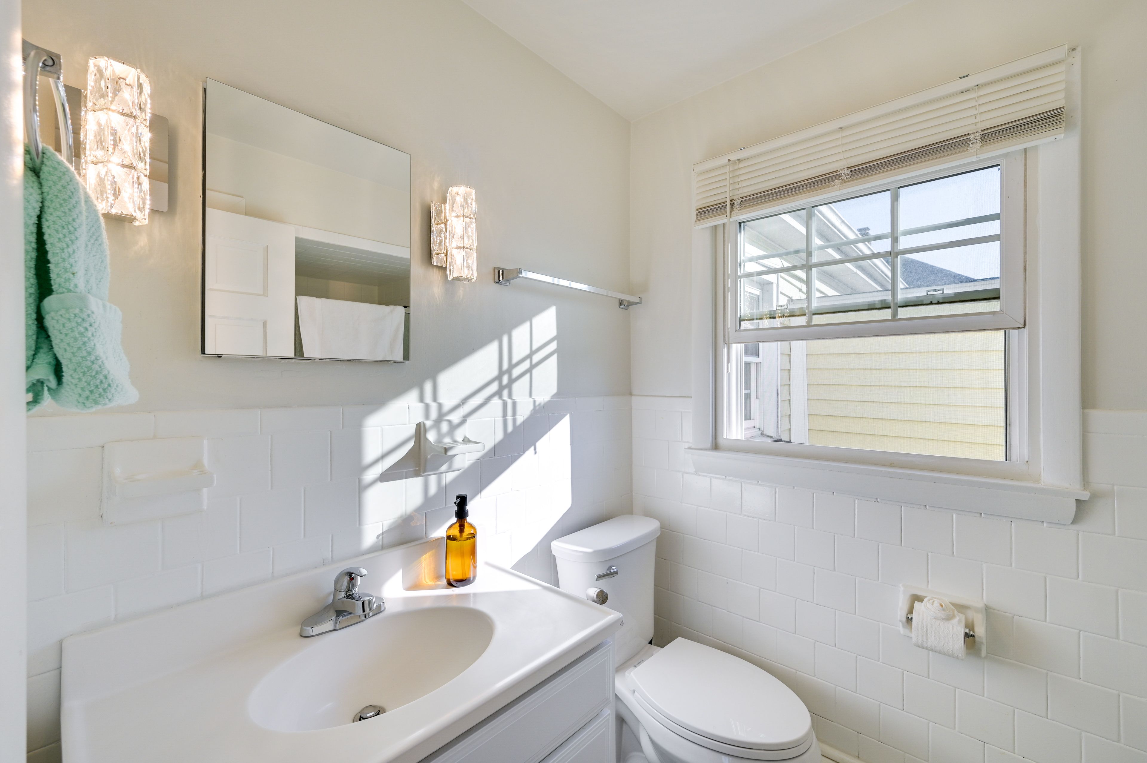 Full Bathroom | Complimentary Toiletries