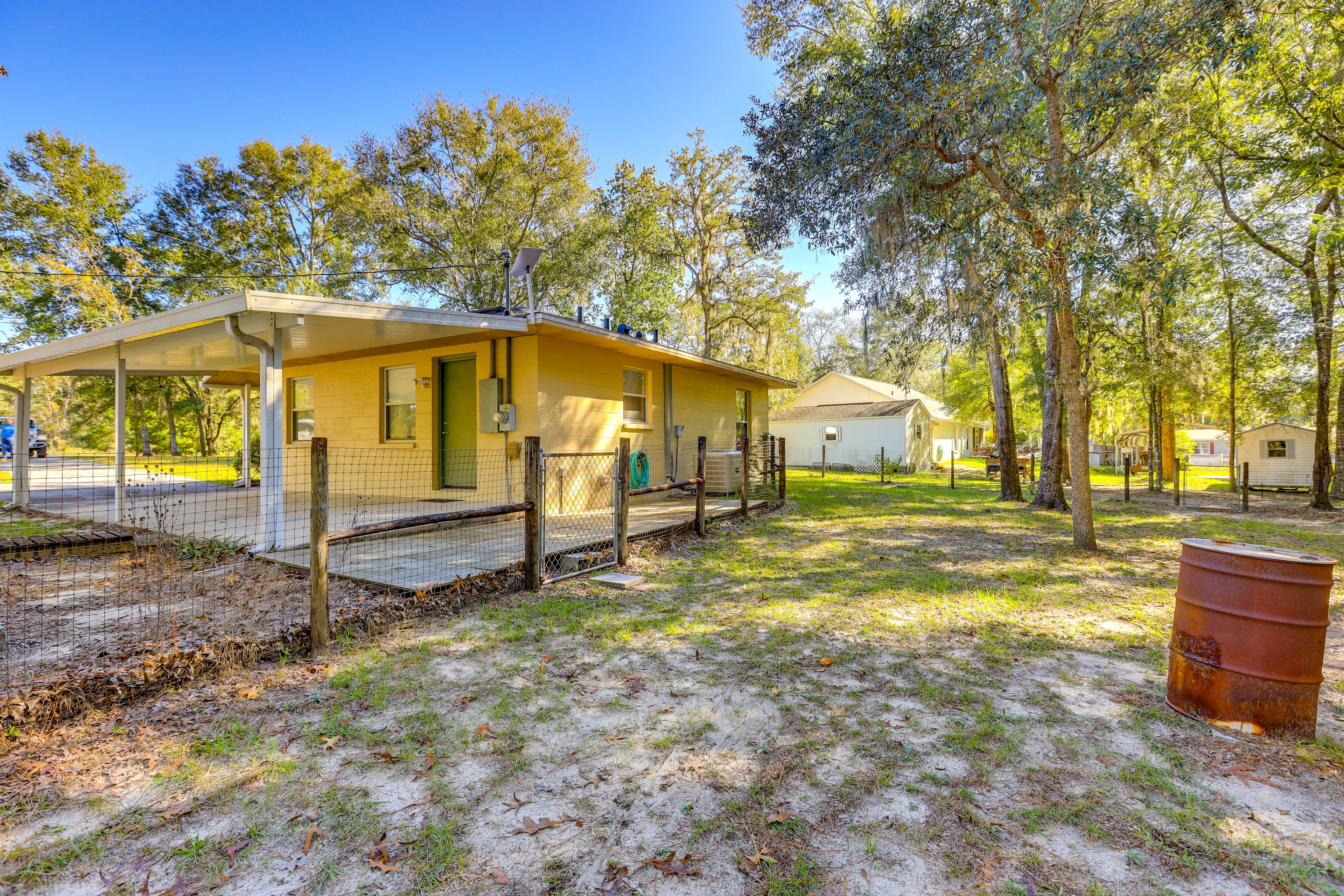 Fenced Backyard | Self Check-In | 25 Mi to Gainesville