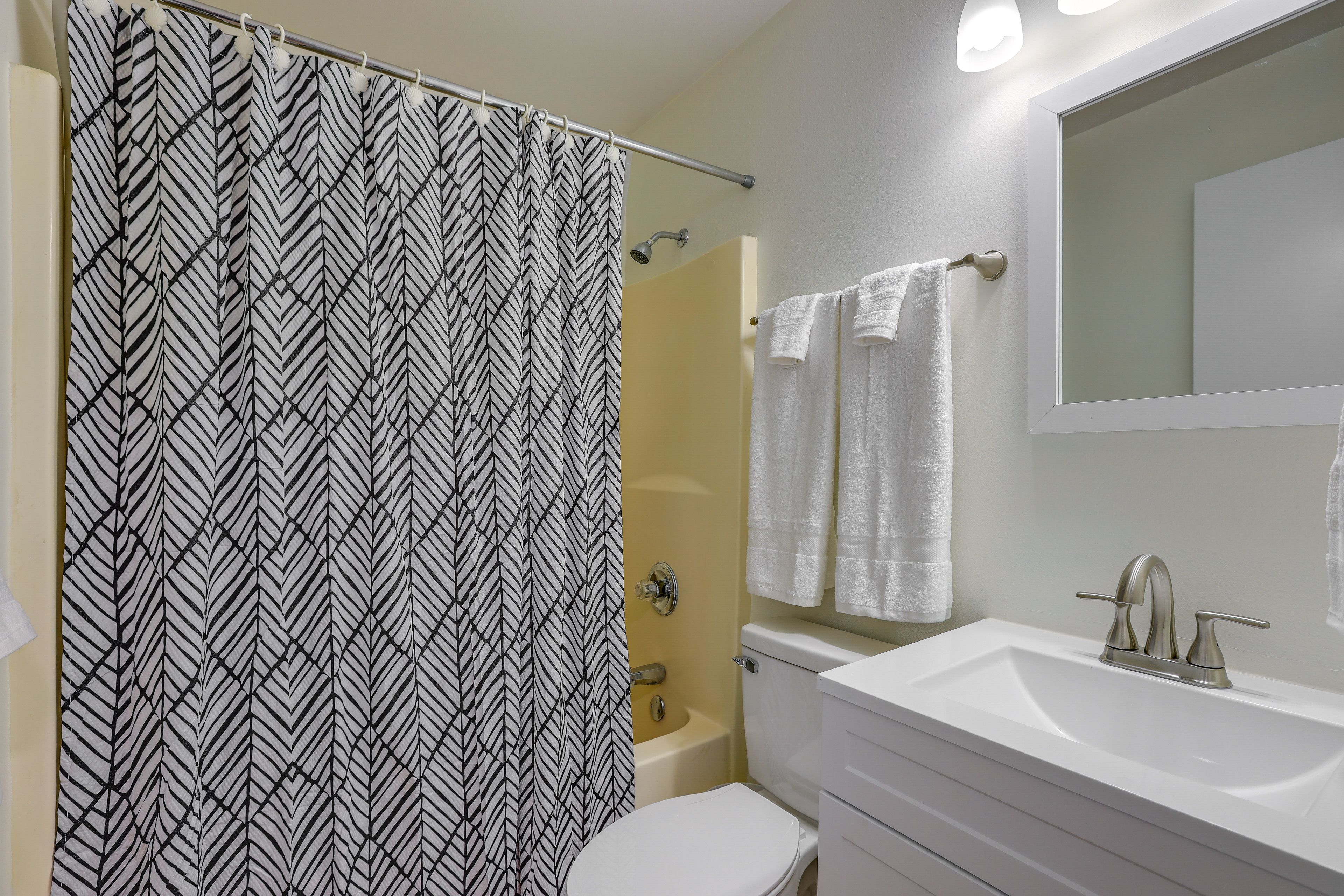 Full Bathroom | Towels Provided | Complimentary Toiletries