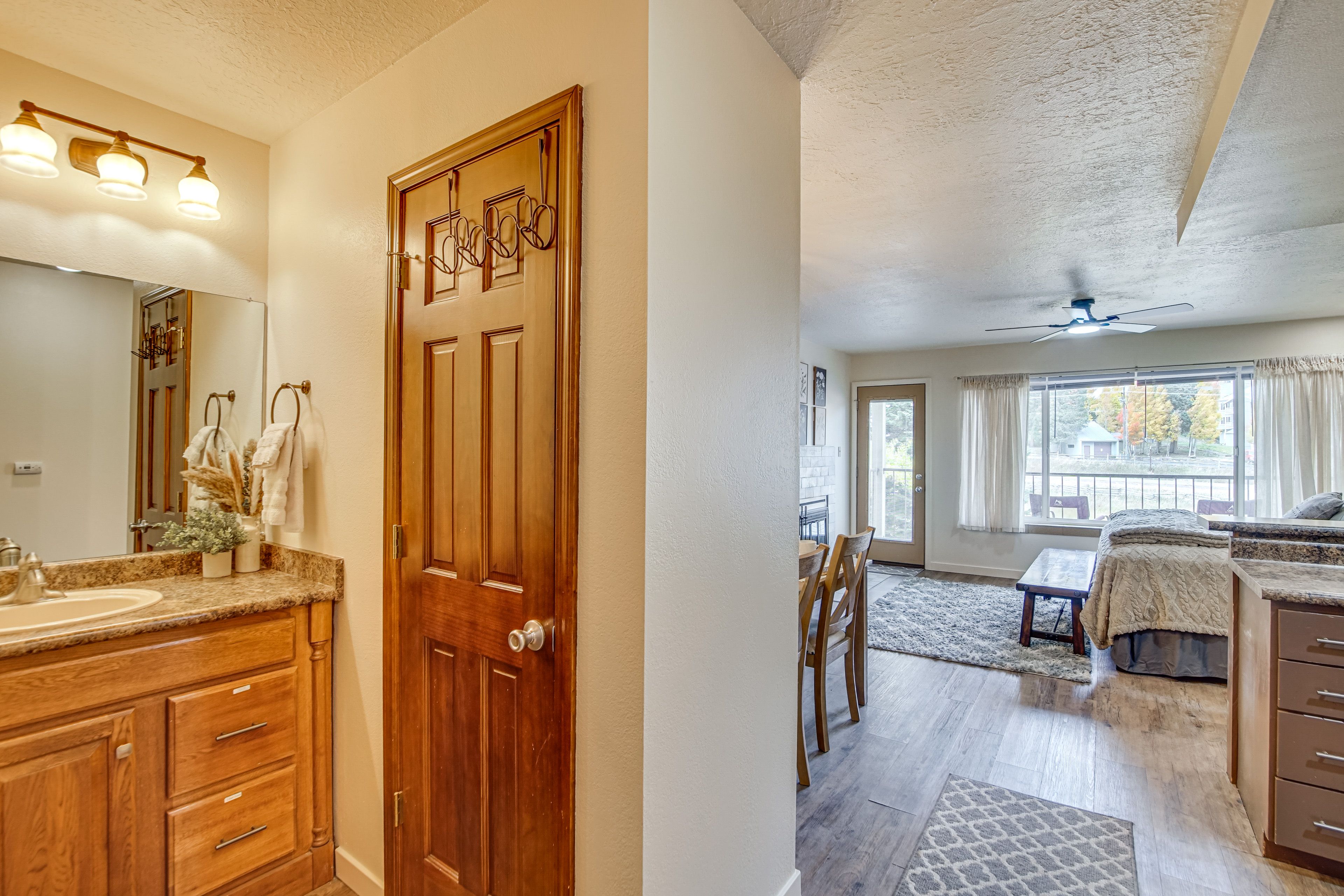 Full Bathroom | Towels Provided | Complimentary Toiletries