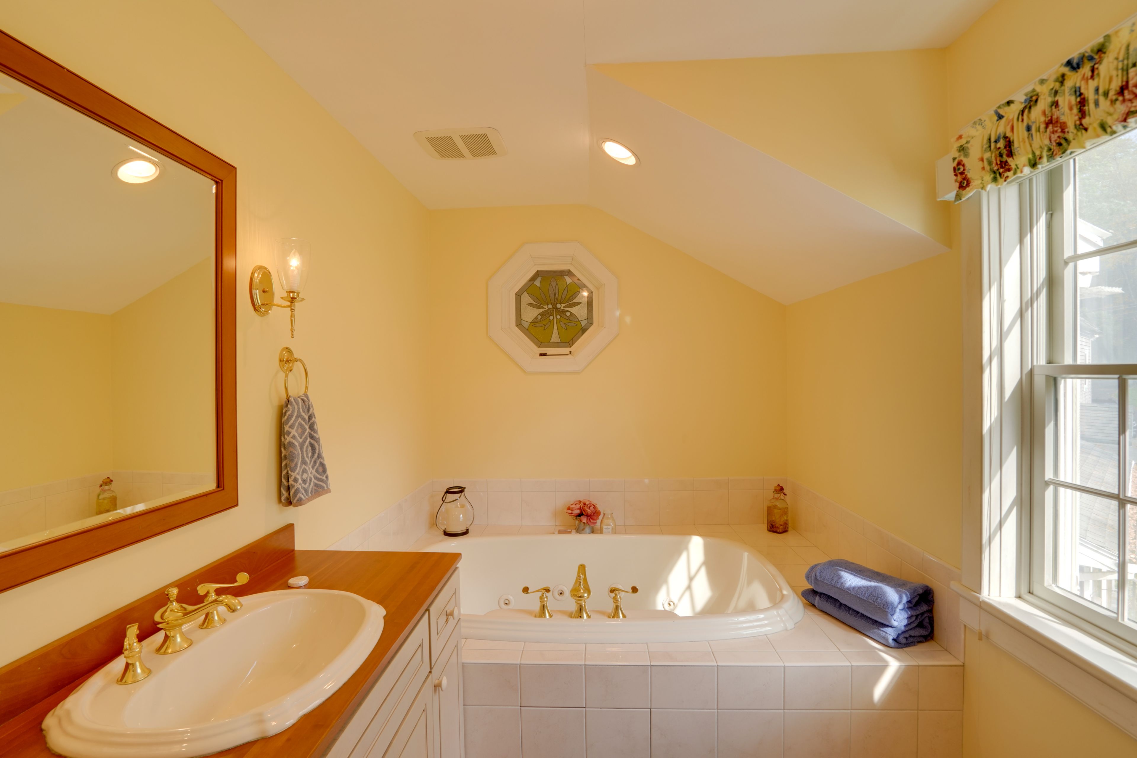 Half Bathroom | 2nd Floor | Jetted Tub