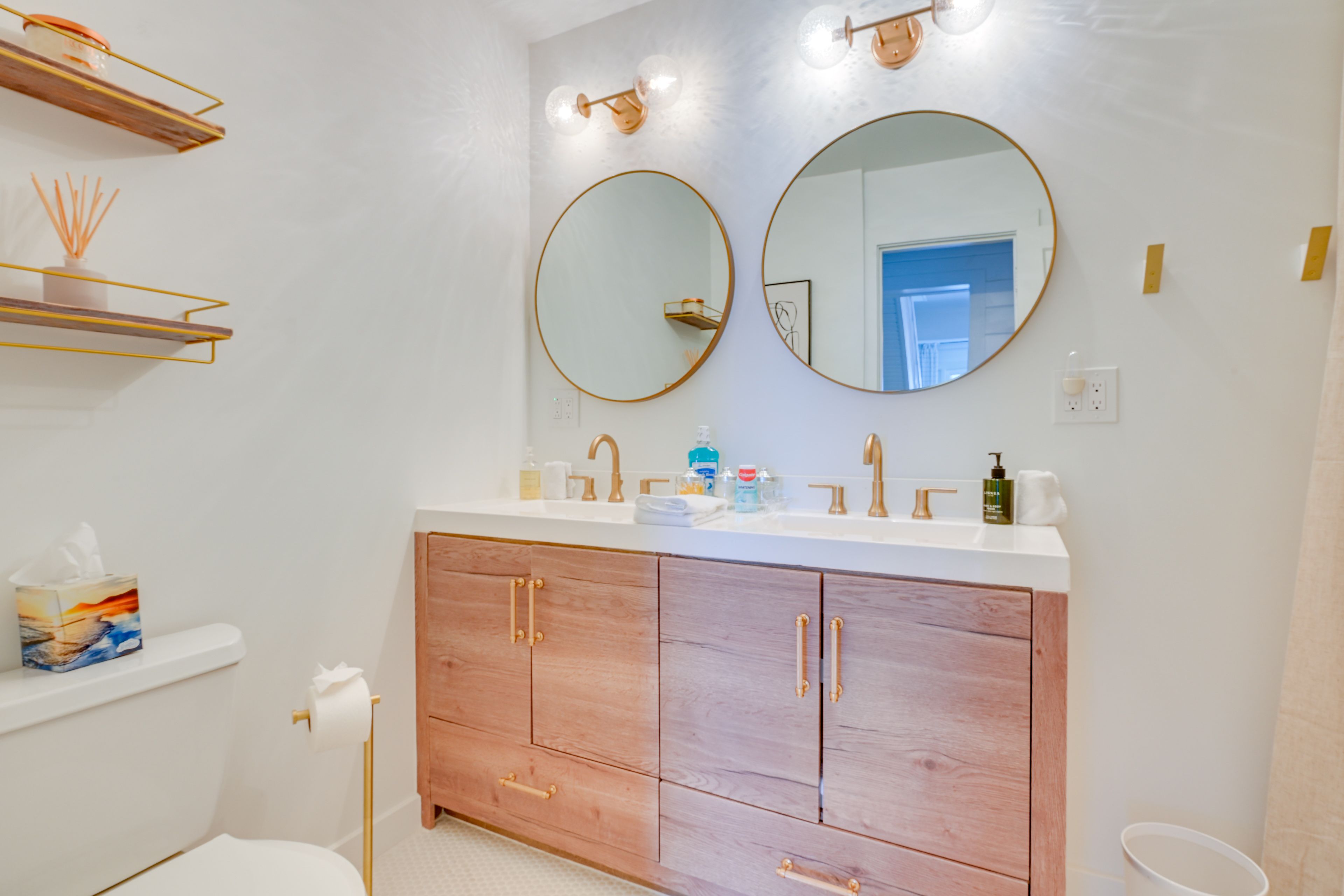 Full Bathroom | Complimentary Toiletries | 1st Floor