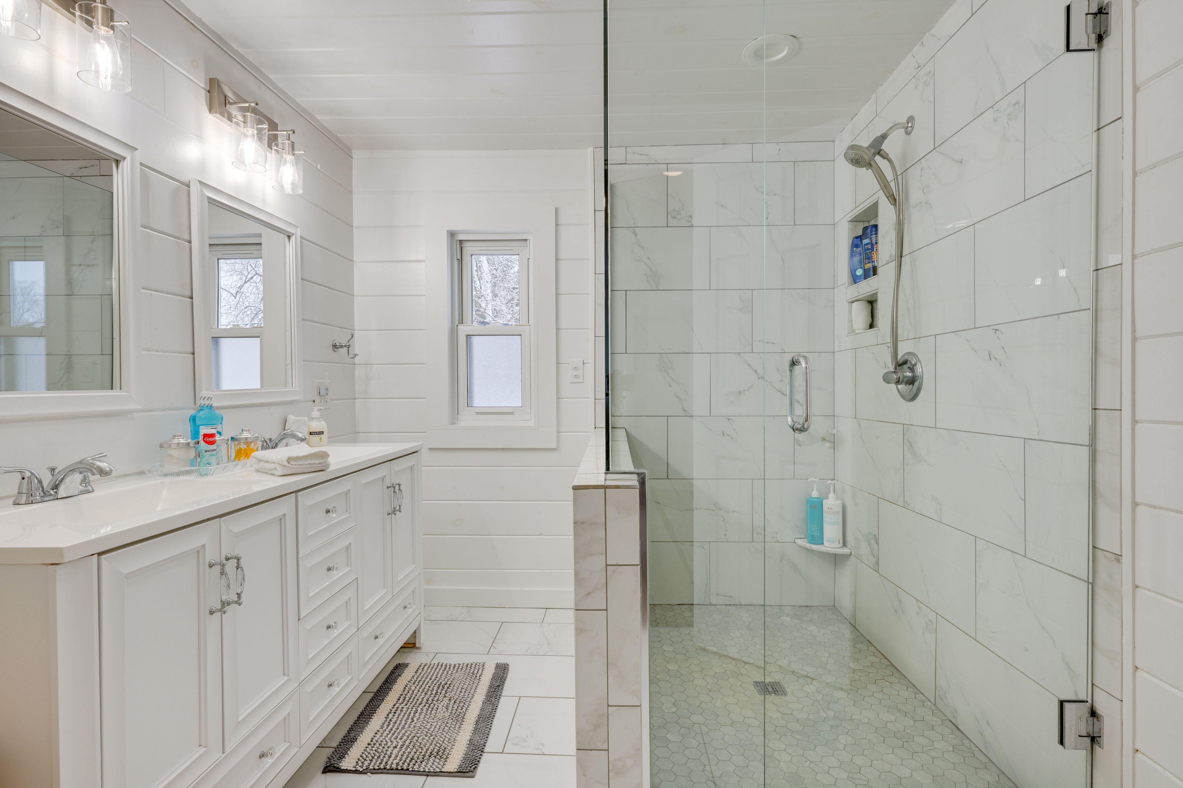 Full Bathroom | Towels Provided | 2nd Floor