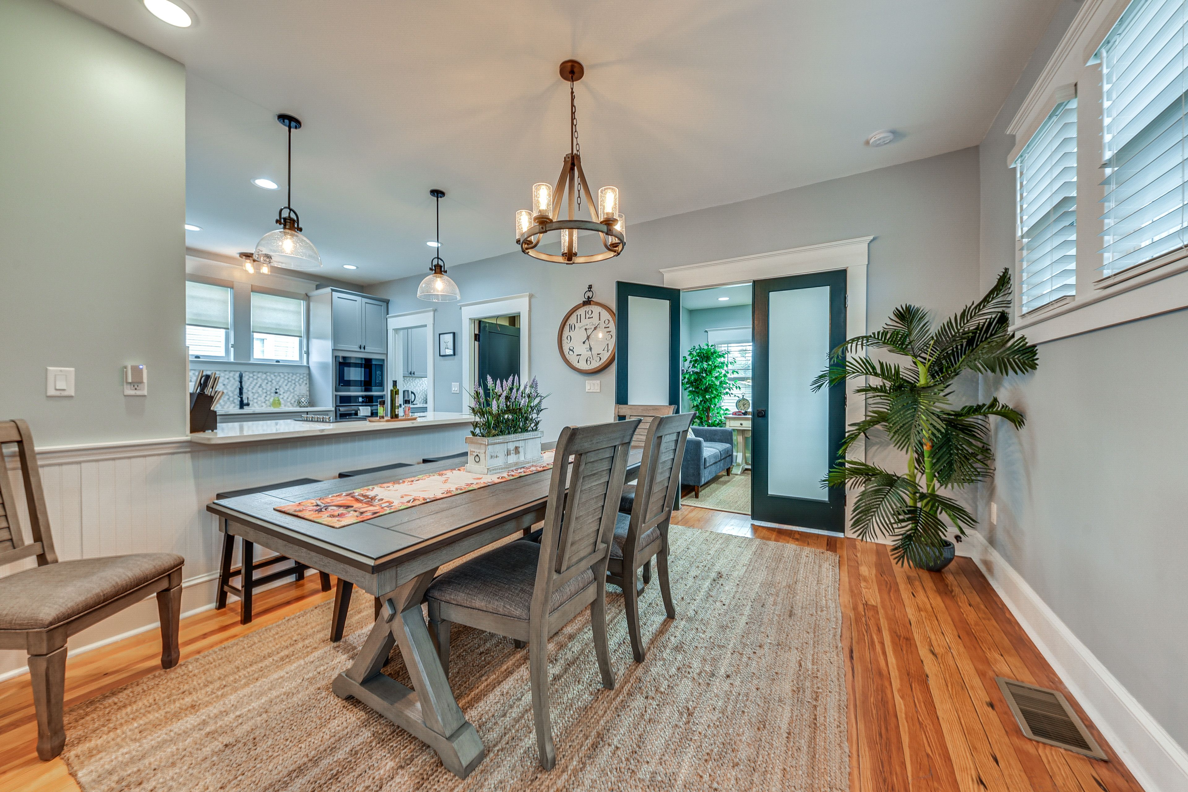 Dining Area | Dishware & Flatware Provided