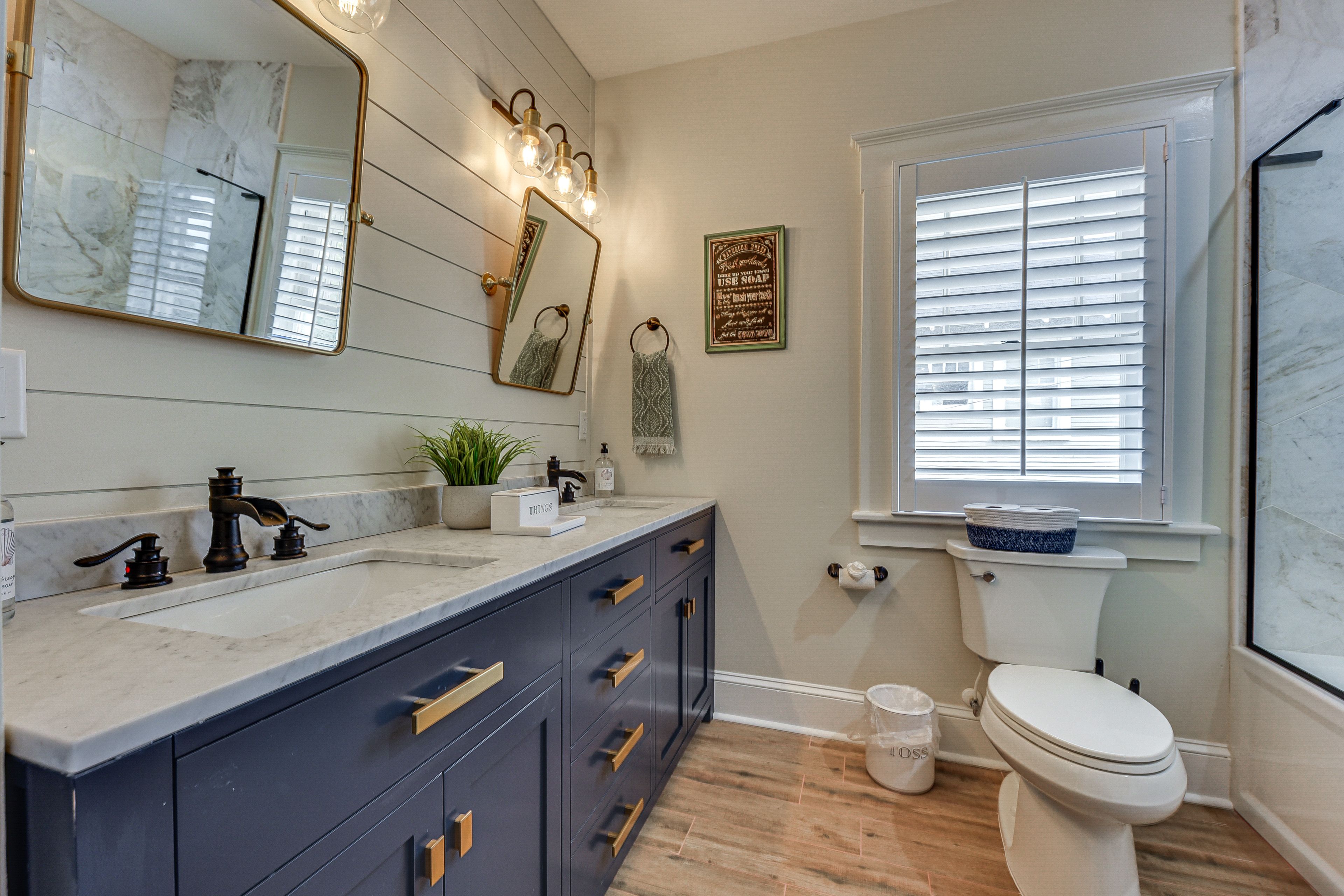 Full Bathroom | Shower/Tub Combo | Complimentary Toiletries