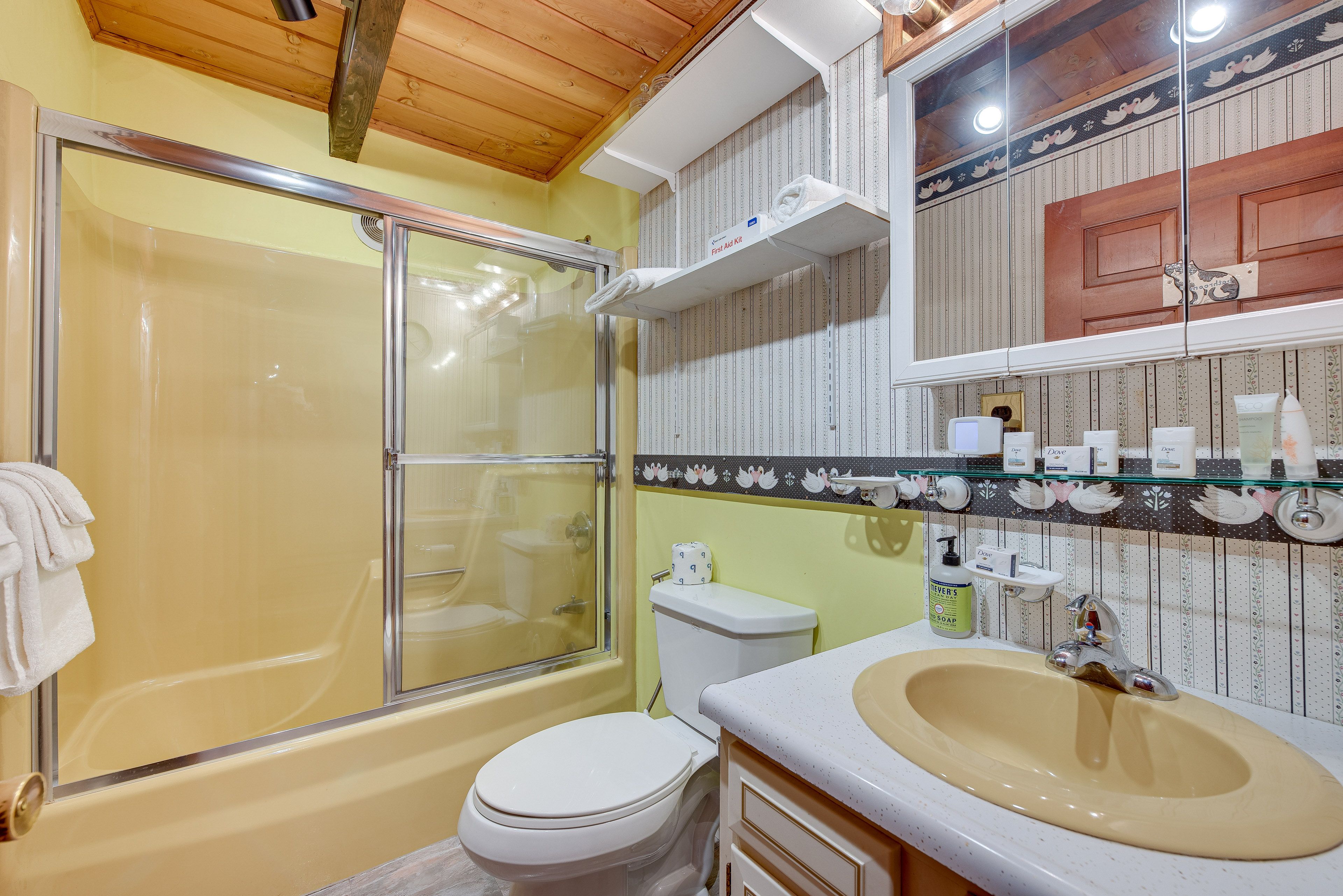 Full Bathroom | Complimentary Toiletries