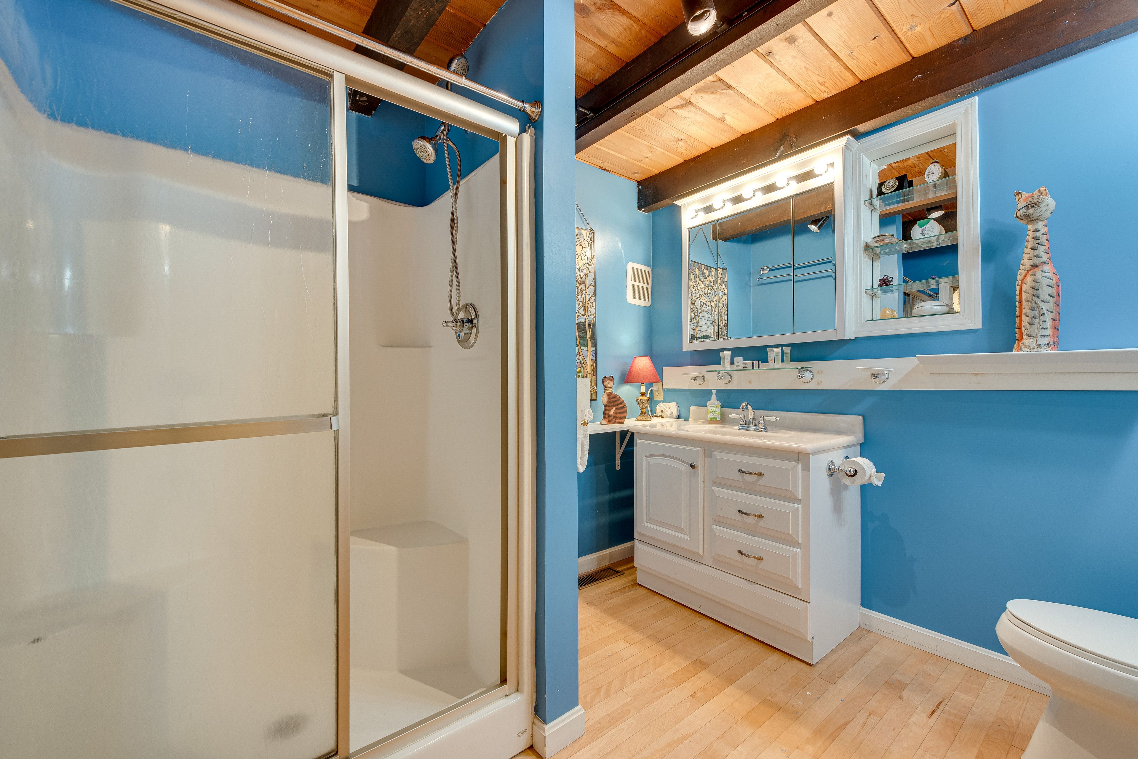 Full Bathroom | Towels Provided