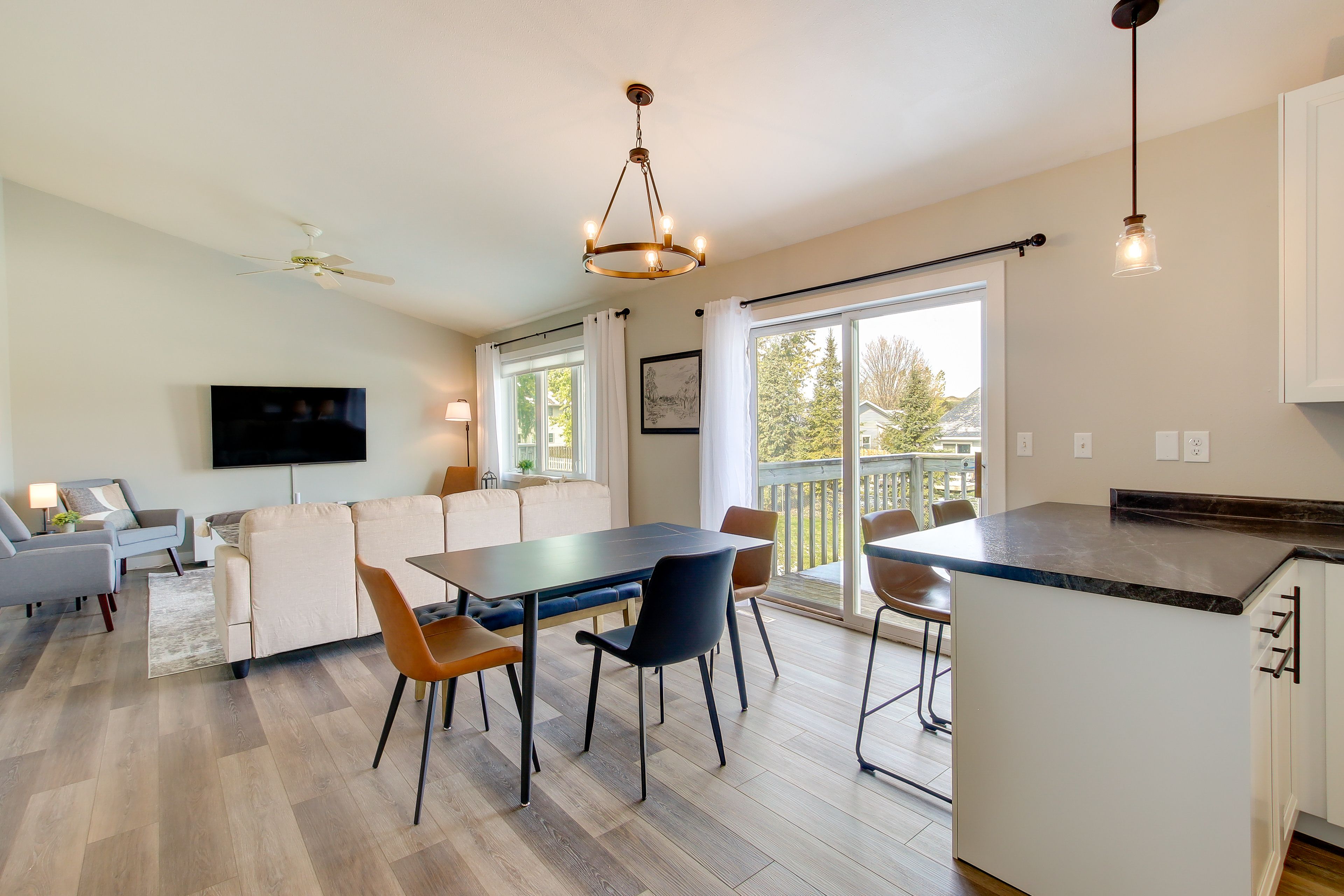 Dining Area | Dishware & Flatware Provided